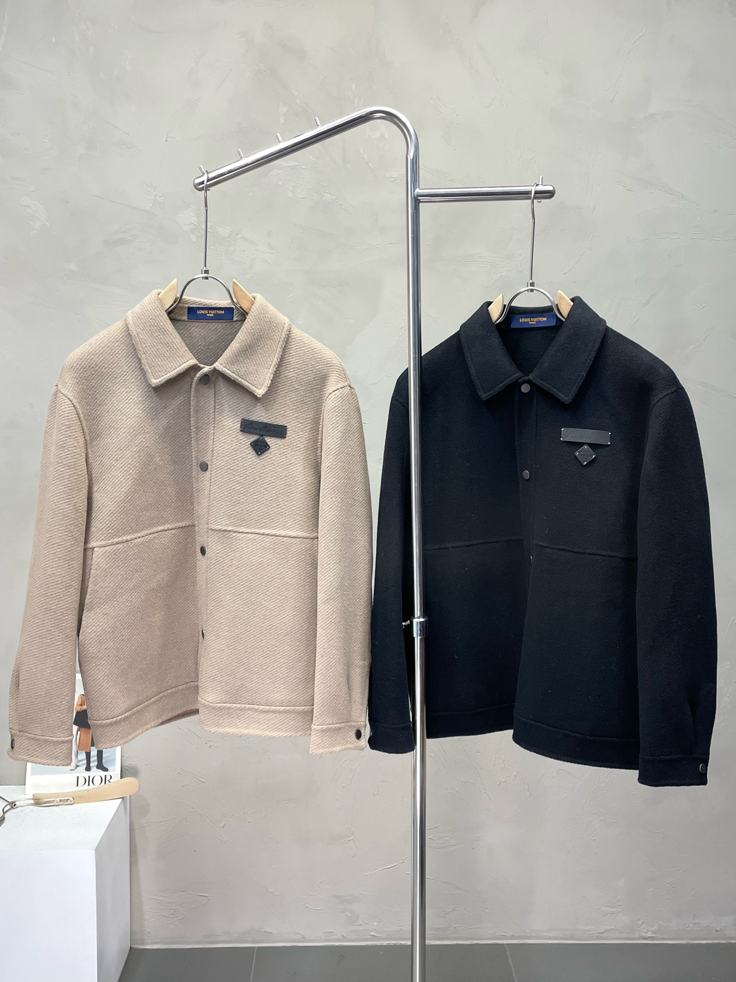 NO:538858,.Short coat - Louis Vuitton exclusively offers new original single men's wool double-sided wool jackets, short-breasted classic wool jackets, channels and special supply, high-end goods official website, counter synchronization, old money style, simple and classic hit style. Simple and neat and refreshing business, the quality workmanship details can stand any form of inspection, absolutely large manufacturers produce OEM, presenting a brand new look, giving you a unique upper body experience!  All of them have undergone strict selection process, original customized buttons, simple, generous and versatile style, elegant and handsome on the upper body, and a brand new visual feeling!  Invincible appearance, the details are very good, the upper body is not picky, and the must-have model is reserved. The number of code M-3XL (most half the size), louis vuitton, louis vuitton, jackets & coats, alexander wang19860909.短款大衣-Louis Vuitton路易威登独家专供新款原单男士羊毛双面呢外套短款排扣经典毛呢外套渠道特供 高端货官网柜台同步 老钱风格 简约经典大爆款.简洁利落又清爽商务,品质做工细节经得起任何形式检验,绝对大厂代工出品 呈现一种焕然一新,赋予你与众不同的上身体验！均经过严格的挑选工序,原版定制纽扣,简约大方百搭款 上身优雅帅气,焕然一新的即视感！品相无敌,细节都很到位,上身不挑人,必入的自留款. 码数M-3XL（偏大半码）,,louis vuitton,louis vuitton,jackets & coats,alexander wang,Men's clothing