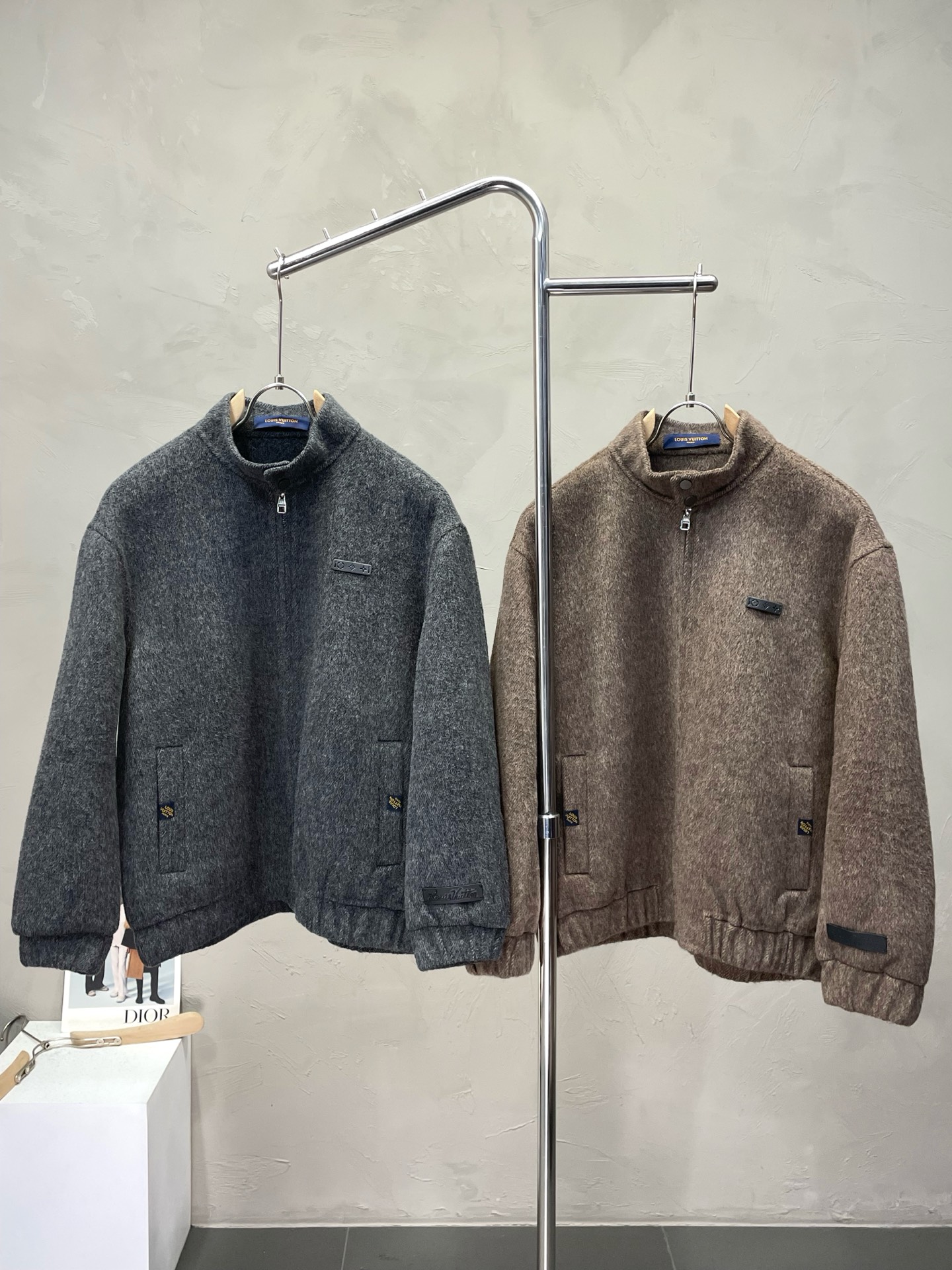 NO:538854,.Short coat - Louis Vuitton exclusively offers new original single men's wool double-sided wool jackets, short zipper classic wool jackets, channels and special supply, high-end goods official website, counter synchronization, old money style, simple and classic hit style. Simple and neat and refreshing business, the quality workmanship details can stand any form of inspection, absolutely large manufacturers produce OEM, presenting a brand new look, giving you a unique upper body experience!  All of them have undergone strict selection process, original customized buttons, simple, generous and versatile style, elegant and handsome on the upper body, and a brand new visual feeling!  Invincible appearance, the details are very good, the upper body is not picky, and the must-have model is reserved. The number of code M-3XL (most half the size), louis vuitton, louis vuitton, jackets & coats, alexander wang19860909.短款大衣-Louis Vuitton路易威登独家专供新款原单男士羊毛双面呢外套短款拉链经典毛呢外套渠道特供 高端货官网柜台同步 老钱风格 简约经典大爆款.简洁利落又清爽商务,品质做工细节经得起任何形式检验,绝对大厂代工出品 呈现一种焕然一新,赋予你与众不同的上身体验！均经过严格的挑选工序,原版定制纽扣,简约大方百搭款 上身优雅帅气,焕然一新的即视感！品相无敌,细节都很到位,上身不挑人,必入的自留款. 码数M-3XL（偏大半码）,,louis vuitton,louis vuitton,jackets & coats,alexander wang,Men's clothing