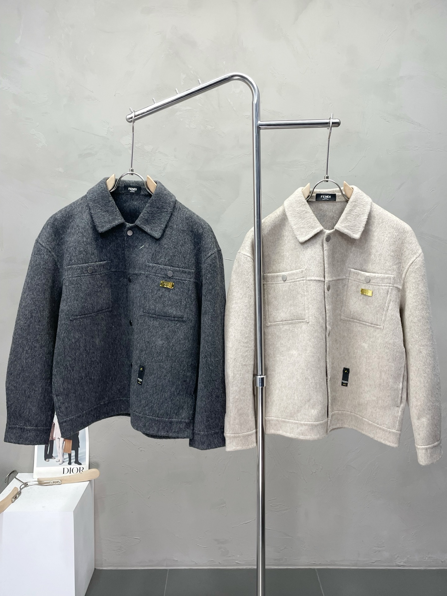 NO:571410,.Short coat - FENDI exclusively provides new original single men's wool double-sided woolen coat, short breasted classic woolen coat channel special supply, high-end goods official website counter synchronization, old money style, simple and classic popular style. Simple, neat and refreshing business, quality workmanship details can withstand any form of inspection, definitely produced by a major factory, presenting a brand new look, giving you a unique upper body experience!  All have gone through a strict selection process, original custom-made buttons, simple, elegant and versatile styles. The upper body is elegant and handsome, giving you a brand new sense of sight!  The appearance is incomparable, the details are in place, the upper body is not picky, and it is a must-have. Size M-3XL (half a size larger),, fendi, jackets & coats, alexander wang19860909.短款大衣-FENDI独家专供新款原单男士羊毛双面呢外套短款排扣经典毛呢外套渠道特供 高端货官网柜台同步 老钱风格 简约经典大爆款.简洁利落又清爽商务,品质做工细节经得起任何形式检验,绝对大厂代工出品 呈现一种焕然一新,赋予你与众不同的上身体验！均经过严格的挑选工序,原版定制纽扣,简约大方百搭款 上身优雅帅气,焕然一新的即视感！品相无敌,细节都很到位,上身不挑人,必入的自留款. 码数M-3XL（偏大半码）,,fendi,jackets & coats,alexander wang,Men's clothing