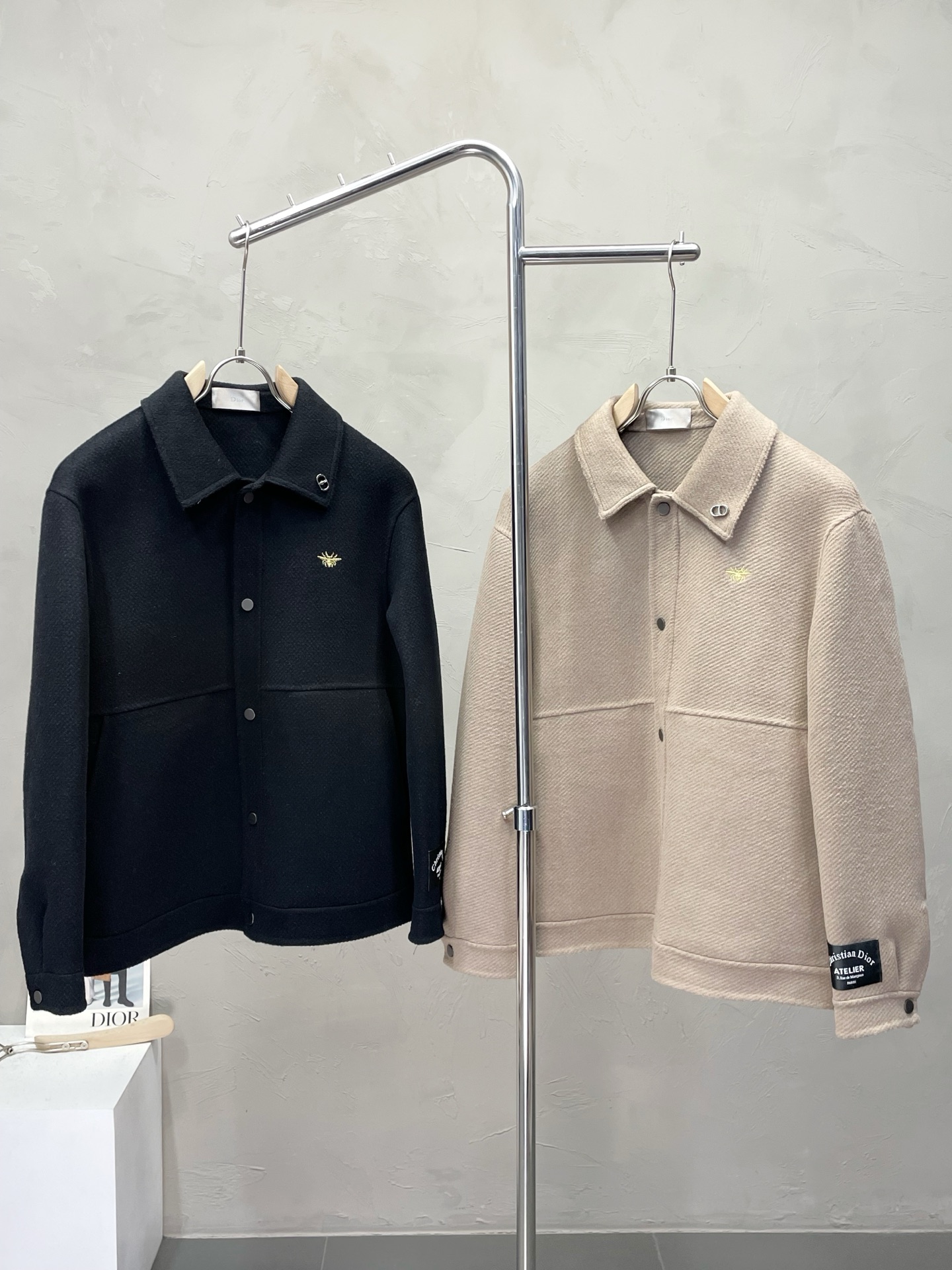 NO:537813,.Short coat - Dior exclusively offers new original single men's wool double-sided wool jackets, short-breasted classic wool jackets, channels and special supply, high-end goods official website, counter synchronization, old money style, simple and classic hit style. Simple and neat and refreshing business, the quality workmanship details can stand any form of inspection, absolutely produced by a large manufacturer, presenting a brand new look, giving you a unique upper body experience!  All of them have undergone strict selection process, original customized buttons, simple, generous and versatile style, elegant and handsome on the upper body, and a brand new visual feeling!  Invincible appearance, the details are very good, and the upper body is not picky, and you must buy your own model. The number of code M-3XL (most half the size), dior, dior, jackets & coats, alexander wang19860909.短款大衣- Dior迪奥独家专供新款原单男士羊毛双面呢外套短款排扣经典毛呢外套渠道特供 高端货官网柜台同步 老钱风格 简约经典大爆款.简洁利落又清爽商务,品质做工细节经得起任何形式检验,绝对大厂代工出品 呈现一种焕然一新,赋予你与众不同的上身体验！均经过严格的挑选工序,原版定制纽扣,简约大方百搭款 上身优雅帅气,焕然一新的即视感！品相无敌,细节都很到位,上身不挑人,必入的自留款. 码数M-3XL（偏大半码）,,dior,dior,jackets & coats,alexander wang,Men's clothing