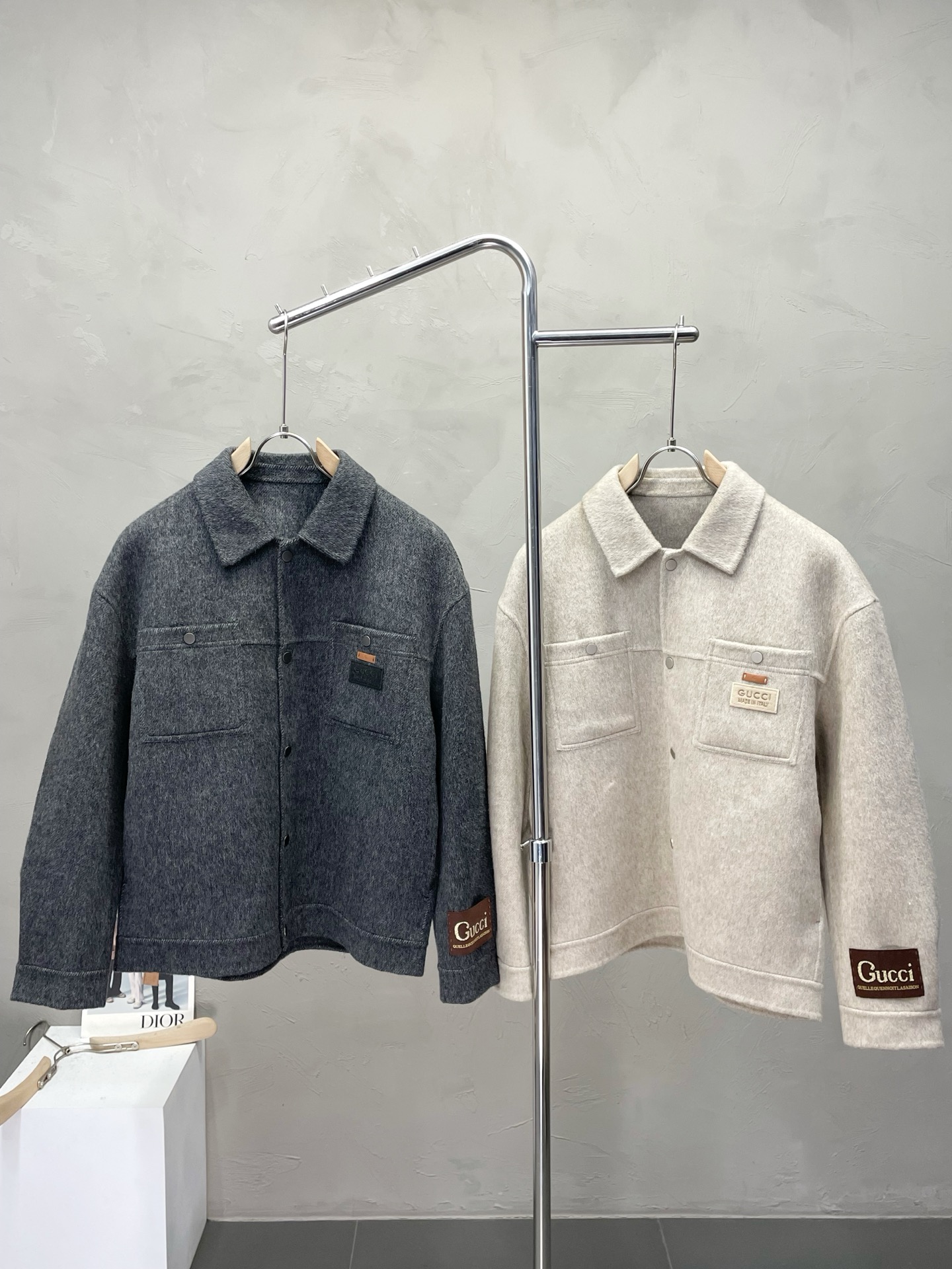 NO:538855,.Short coat - Gucci exclusively provides new original single men's wool double-sided wool jackets, short-breasted classic wool jackets, channels and special supply, high-end goods official website, counter synchronization, old money style, simple and classic hit style. Simple and neat and refreshing business, the quality workmanship details can stand any form of inspection, absolutely large manufacturers produce OEM, presenting a brand new look, giving you a unique upper body experience!  All of them have undergone strict selection process, original customized buttons, simple, generous and versatile style, elegant and handsome on the upper body, and a brand new visual feeling!  Invincible appearance, the details are very good, and the upper body is not picky, and you must buy your own model. The number of code M-3XL (most half the size), gucci, gucci, jackets & coats, alexander wang19860909.短款大衣- Gucci古驰独家专供新款原单男士羊毛双面呢外套短款排扣经典毛呢外套渠道特供 高端货官网柜台同步 老钱风格 简约经典大爆款.简洁利落又清爽商务,品质做工细节经得起任何形式检验,绝对大厂代工出品 呈现一种焕然一新,赋予你与众不同的上身体验！均经过严格的挑选工序,原版定制纽扣,简约大方百搭款 上身优雅帅气,焕然一新的即视感！品相无敌,细节都很到位,上身不挑人,必入的自留款. 码数M-3XL（偏大半码）,,gucci,gucci,jackets & coats,alexander wang,Men's clothing