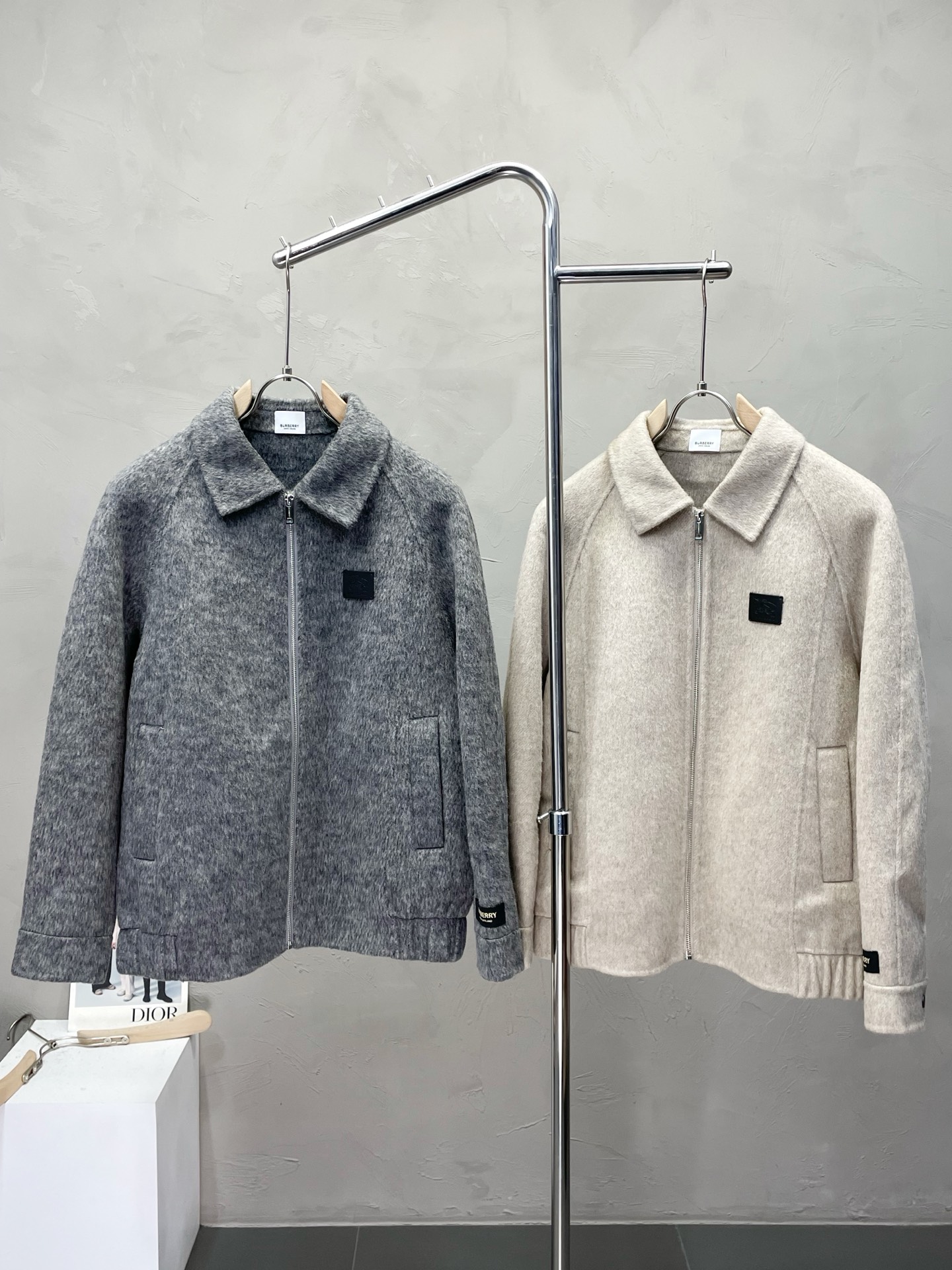 NO:571411,.Short coat - BURBERRY exclusively supplies the new original men's wool double-sided woolen coat, short zipper classic woolen coat channel special supply, high-end goods official website counter synchronization, old money style, simple and classic popular style. Simple, neat and refreshing business, quality workmanship details can withstand any form of inspection, definitely produced by a major factory, presenting a brand new look, giving you a unique upper body experience!  All have gone through a strict selection process, original custom-made buttons, simple, elegant and versatile styles. The upper body is elegant and handsome, giving you a brand new sense of sight!  The appearance is incomparable, the details are in place, the upper body is not picky, and it is a must-have. Size M-3XL (half a size larger),, burberry, burberry, jackets & coats, alexander wang19860909.短款大衣-BURBERRY巴宝莉独家专供新款原单男士羊毛双面呢外套短款拉链经典毛呢外套渠道特供 高端货官网柜台同步 老钱风格 简约经典大爆款.简洁利落又清爽商务,品质做工细节经得起任何形式检验,绝对大厂代工出品 呈现一种焕然一新,赋予你与众不同的上身体验！均经过严格的挑选工序,原版定制纽扣,简约大方百搭款 上身优雅帅气,焕然一新的即视感！品相无敌,细节都很到位,上身不挑人,必入的自留款. 码数M-3XL（偏大半码）,,burberry,burberry,jackets & coats,alexander wang,Men's clothing