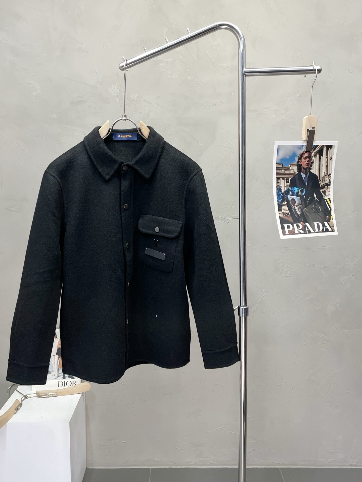 NO:573410,.Short coat-Louis Vuitton Louis Vuitton exclusively offers new original men's wool double-sided woolen coats, short-breasted classic woolen coats. Special channel supply. High-end goods official website counter synchronization, old money style, simple and classic popular style. Simple, neat and refreshing business, quality workmanship details can withstand any form of inspection, definitely produced by a major factory, presenting a brand new look, giving you a unique upper body experience!  All have gone through a strict selection process, original custom-made buttons, simple, elegant and versatile styles. The upper body is elegant and handsome, giving you a brand new sense of sight!  The appearance is incomparable, the details are in place, the upper body is not picky, and it is a must-have. Size M-3XL,, louis vuitton, louis vuitton, jackets & coats, alexander wang19860909.短款大衣-Louis Vuitton路易威登独家专供新款原单男士羊毛双面呢外套短款排扣经典毛呢外套渠道特供 高端货官网柜台同步 老钱风格 简约经典大爆款.简洁利落又清爽商务,品质做工细节经得起任何形式检验,绝对大厂代工出品 呈现一种焕然一新,赋予你与众不同的上身体验！均经过严格的挑选工序,原版定制纽扣,简约大方百搭款 上身优雅帅气,焕然一新的即视感！品相无敌,细节都很到位,上身不挑人,必入的自留款. 码数M-3XL,,louis vuitton,louis vuitton,jackets & coats,alexander wang,Men's clothing