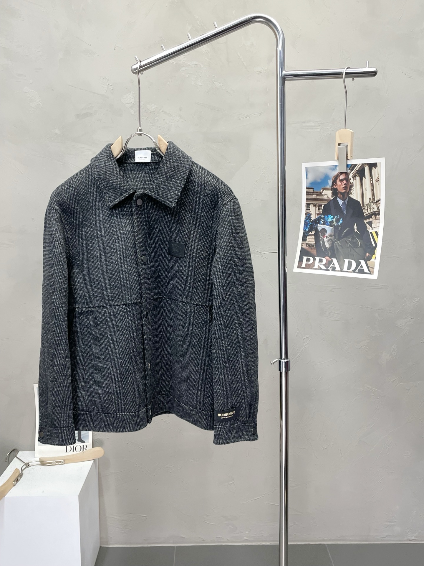 NO:571412,.Short coat - BURBERRY exclusively offers new original men's wool double-sided woolen coats, short-breasted classic woolen coats, channel special supply, high-end goods official website counter synchronization, old money style, simple and classic popular style. Simple, neat and refreshing business, quality workmanship details can withstand any form of inspection, definitely produced by a major factory, presenting a brand new look, giving you a unique upper body experience!  All have gone through a strict selection process, original custom-made buttons, simple, elegant and versatile styles. The upper body is elegant and handsome, giving you a brand new sense of sight!  The appearance is incomparable, the details are in place, the upper body is not picky, it is a must-have for your own use. Size M-3XL,,burberry,burberry,jackets & coats,alexander wang19860909.短款大衣-BURBERRY巴宝莉独家专供新款原单男士羊毛双面呢外套短款排扣经典毛呢外套渠道特供 高端货官网柜台同步 老钱风格 简约经典大爆款.简洁利落又清爽商务,品质做工细节经得起任何形式检验,绝对大厂代工出品 呈现一种焕然一新,赋予你与众不同的上身体验！均经过严格的挑选工序,原版定制纽扣,简约大方百搭款 上身优雅帅气,焕然一新的即视感！品相无敌,细节都很到位,上身不挑人,必入的自留款. 码数M-3XL,,burberry,burberry,jackets & coats,alexander wang,Men's clothing