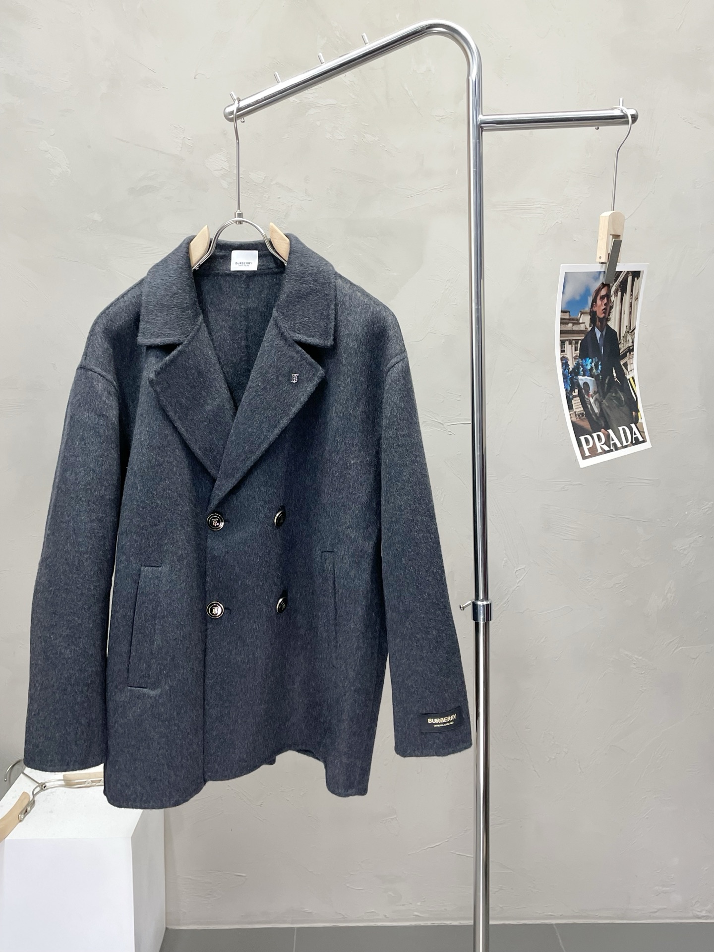 NO:571413,.Short coat - BURBERRY exclusively supplies the new original men's wool double-sided woolen coat, short double-breasted classic woolen coat, channel special supply, high-end goods official website counter synchronization, old money style, simple and classic popular style. Simple, neat and refreshing business, quality workmanship details can withstand any form of inspection, definitely produced by a major factory, presenting a brand new look, giving you a unique upper body experience!  All have gone through a strict selection process, original custom-made buttons, simple, elegant and versatile styles. The upper body is elegant and handsome, giving you a brand new sense of sight!  The appearance is incomparable, the details are in place, the upper body is not picky, and it is a must-have. Size S-2XL (too large),, burberry, burberry, jackets & coats, alexander wang19860909.短款大衣-BURBERRY巴宝莉独家专供新款原单男士羊毛双面呢外套短款双排扣经典毛呢外套渠道特供 高端货官网柜台同步 老钱风格 简约经典大爆款.简洁利落又清爽商务,品质做工细节经得起任何形式检验,绝对大厂代工出品 呈现一种焕然一新,赋予你与众不同的上身体验！均经过严格的挑选工序,原版定制纽扣,简约大方百搭款 上身优雅帅气,焕然一新的即视感！品相无敌,细节都很到位,上身不挑人,必入的自留款. 码数S-2XL（偏大）,,burberry,burberry,jackets & coats,alexander wang,Men's clothing