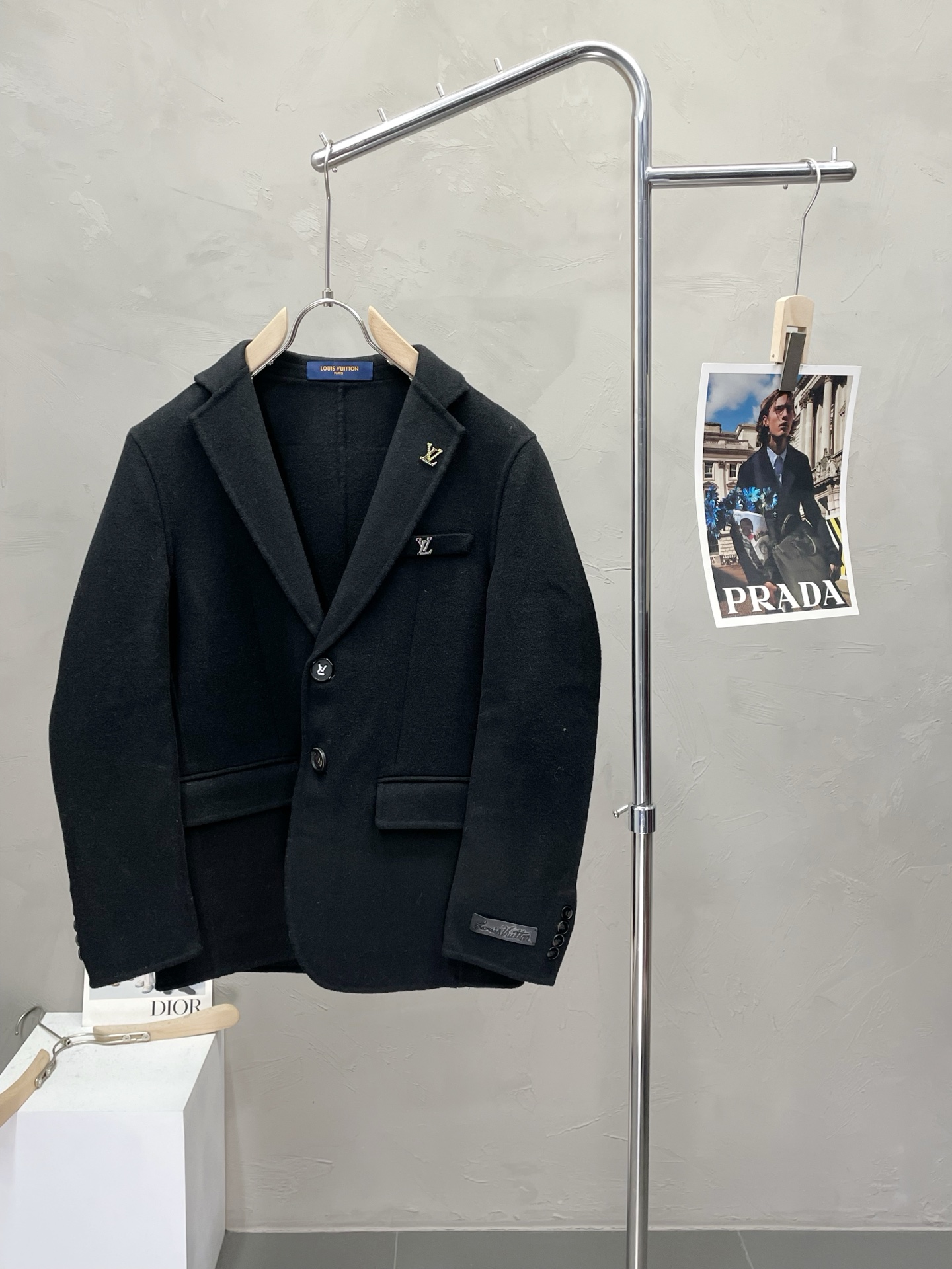 NO:573419,.Short coat-Louis Vuitton Louis Vuitton exclusively offers new original men's wool double-sided woolen coats, short-breasted classic woolen coats. Special channel supply. High-end goods official website counter synchronization, old money style, simple and classic popular style. Simple, neat and refreshing business, quality workmanship details can withstand any form of inspection, definitely produced by a major factory, presenting a brand new look, giving you a unique upper body experience!  All have gone through a strict selection process, original custom-made buttons, simple, elegant and versatile styles. The upper body is elegant and handsome, giving you a brand new sense of sight!  The appearance is incomparable, the details are in place, the upper body is not picky, and it is a must-have. Size M-4XL (slim fit),, louis vuitton, louis vuitton, jackets & coats, alexander wang19860909.短款大衣-Louis Vuitton路易威登独家专供新款原单男士羊毛双面呢外套短款排扣经典毛呢外套渠道特供 高端货官网柜台同步 老钱风格 简约经典大爆款.简洁利落又清爽商务,品质做工细节经得起任何形式检验,绝对大厂代工出品 呈现一种焕然一新,赋予你与众不同的上身体验！均经过严格的挑选工序,原版定制纽扣,简约大方百搭款 上身优雅帅气,焕然一新的即视感！品相无敌,细节都很到位,上身不挑人,必入的自留款. 码数M-4XL（修身）,,louis vuitton,louis vuitton,jackets & coats,alexander wang,Men's clothing