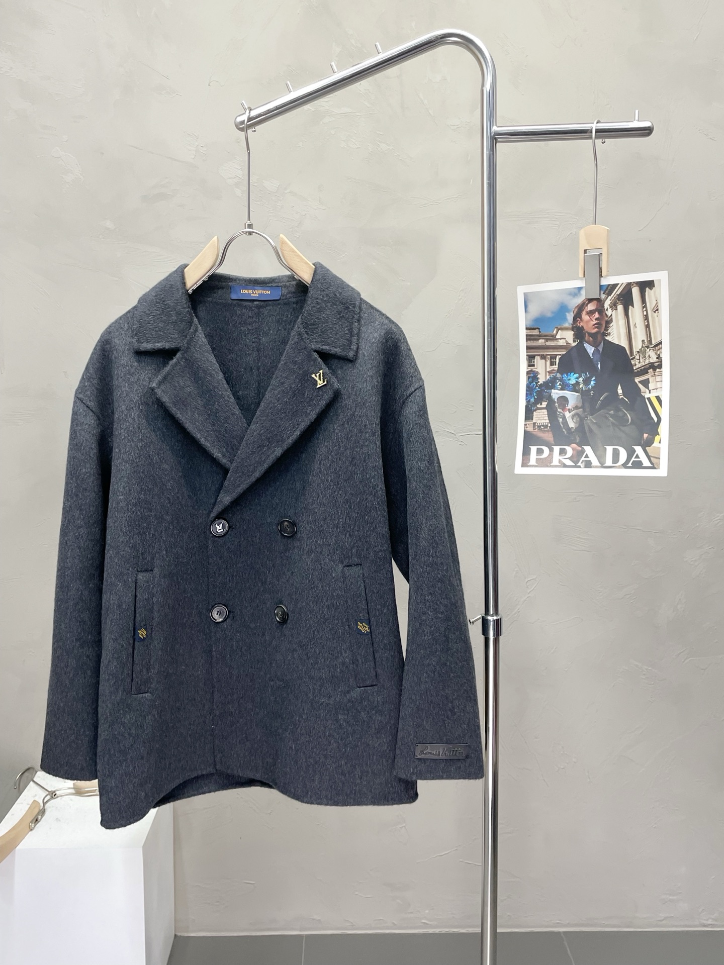 NO:531413,.Short coat - Louis Vuitton exclusively offers new original single men's wool double-sided wool jackets, short-breasted classic wool jackets, channels and special supply, high-end goods official website, counter synchronization, old money style, simple and classic hit style. Simple and neat and refreshing business, the quality workmanship details can stand any form of inspection, absolutely large manufacturers produce OEM, presenting a brand new look, giving you a unique upper body experience!  All of them have undergone strict selection process, original customized buttons, simple, generous and versatile style, elegant and handsome on the upper body, and a brand new visual feeling!  Invincible appearance, the details are very good, the upper body is not picky, and the must-have model is reserved. S-2XL (large), louis vuitton, louis vuitton, jackets & coats, alexander wang19860909.短款大衣-Louis Vuitton路易威登独家专供新款原单男士羊毛双面呢外套短款排扣经典毛呢外套渠道特供 高端货官网柜台同步 老钱风格 简约经典大爆款.简洁利落又清爽商务,品质做工细节经得起任何形式检验,绝对大厂代工出品 呈现一种焕然一新,赋予你与众不同的上身体验！均经过严格的挑选工序,原版定制纽扣,简约大方百搭款 上身优雅帅气,焕然一新的即视感！品相无敌,细节都很到位,上身不挑人,必入的自留款. 码数S-2XL（偏大）,,louis vuitton,louis vuitton,jackets & coats,alexander wang,Men's clothing