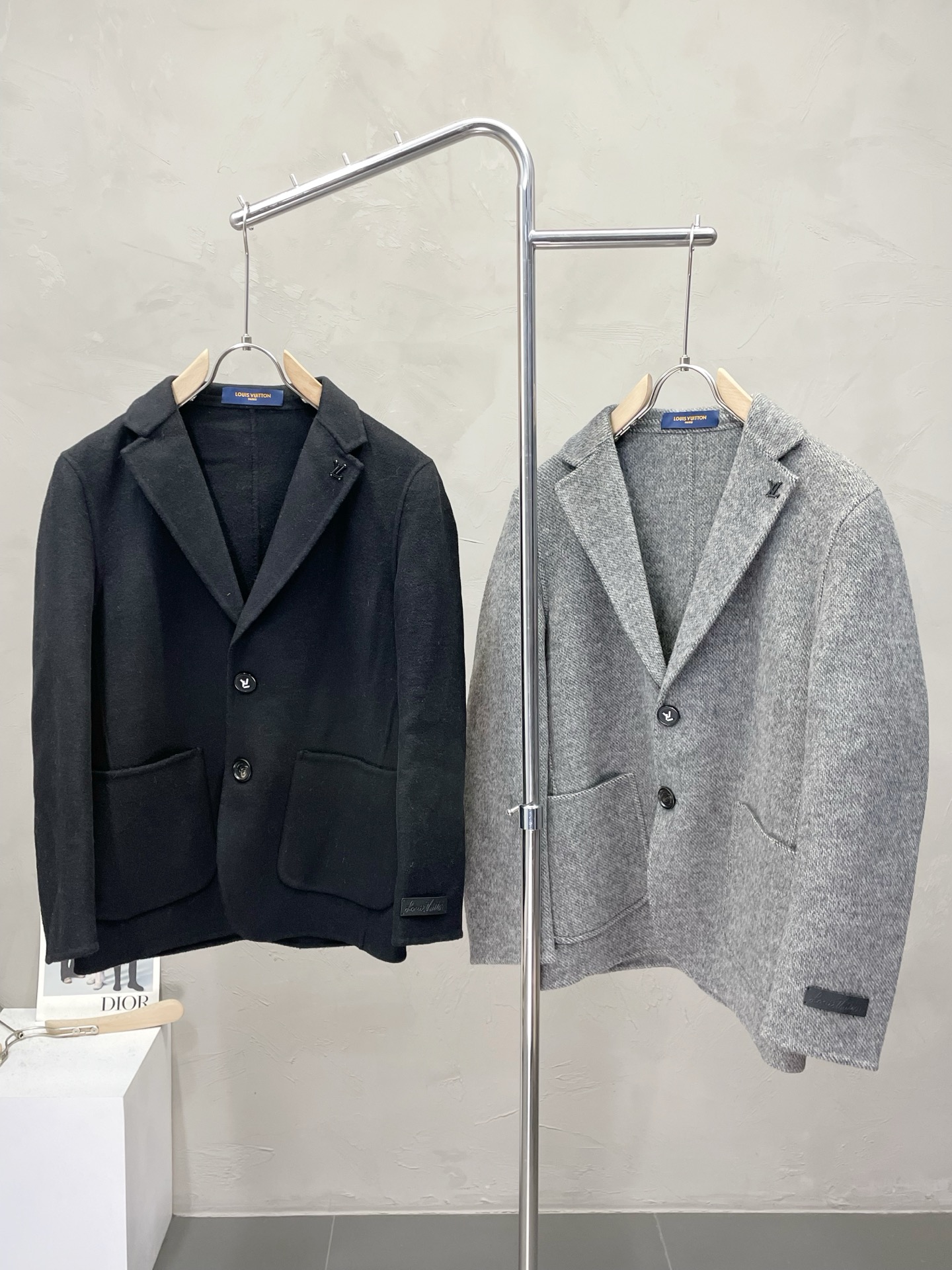 NO:537774,.Short coat - Louis Vuitton exclusively offers new original single men's wool double-sided wool jackets, short-breasted classic wool jackets, channels and special supply, high-end goods official website, counter synchronization, old money style, simple and classic hit style. Simple and neat and refreshing business, the quality workmanship details can stand any form of inspection, absolutely large manufacturers produce OEM, presenting a brand new look, giving you a unique upper body experience!  All of them have undergone strict selection process, original customized buttons, simple, generous and versatile style, elegant and handsome on the upper body, and a brand new visual feeling!  Invincible appearance, the details are very good, the upper body is not picky, and the must-have model is reserved. The number of code M-3XL (slim fit), louis vuitton,louis vuitton,jackets & coats,alexander wang19860909.短款大衣-Louis Vuitton路易威登独家专供新款原单男士羊毛双面呢外套短款排扣经典毛呢外套渠道特供 高端货官网柜台同步 老钱风格 简约经典大爆款.简洁利落又清爽商务,品质做工细节经得起任何形式检验,绝对大厂代工出品 呈现一种焕然一新,赋予你与众不同的上身体验！均经过严格的挑选工序,原版定制纽扣,简约大方百搭款 上身优雅帅气,焕然一新的即视感！品相无敌,细节都很到位,上身不挑人,必入的自留款. 码数M-3XL（修身）,,louis vuitton,louis vuitton,jackets & coats,alexander wang,Men's clothing