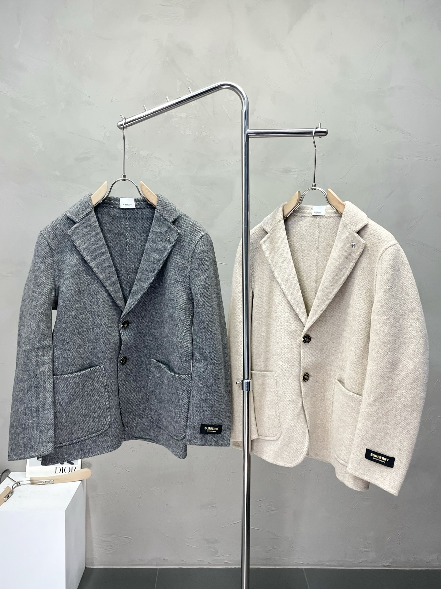 NO:537777,.Short coat - BURBERRY exclusively provides the new original single men's wool double-sided wool jacket with short-breasted classic wool jacket, channel special supply, high-end goods official website, counter synchronization, old money style, simple and classic hit style. Simple and neat and refreshing business, the quality workmanship details can stand any form of inspection, absolutely large manufacturers produce OEM, presenting a brand new look, giving you a unique upper body experience!  All of them have undergone strict selection process, original customized buttons, simple, generous and versatile style, elegant and handsome on the upper body, and a brand new visual feeling!  Invincible appearance, the details are very good, the upper body is not picky, and the must-have model is reserved. The number of code M-3XL (slim fit), burberry, burberry, jackets & coats, alexander wang19860909.短款大衣-BURBERRY巴宝莉独家专供新款原单男士羊毛双面呢外套短款排扣经典毛呢外套渠道特供 高端货官网柜台同步 老钱风格 简约经典大爆款.简洁利落又清爽商务,品质做工细节经得起任何形式检验,绝对大厂代工出品 呈现一种焕然一新,赋予你与众不同的上身体验！均经过严格的挑选工序,原版定制纽扣,简约大方百搭款 上身优雅帅气,焕然一新的即视感！品相无敌,细节都很到位,上身不挑人,必入的自留款. 码数M-3XL（修身）,,burberry,burberry,jackets & coats,alexander wang,Men's clothing