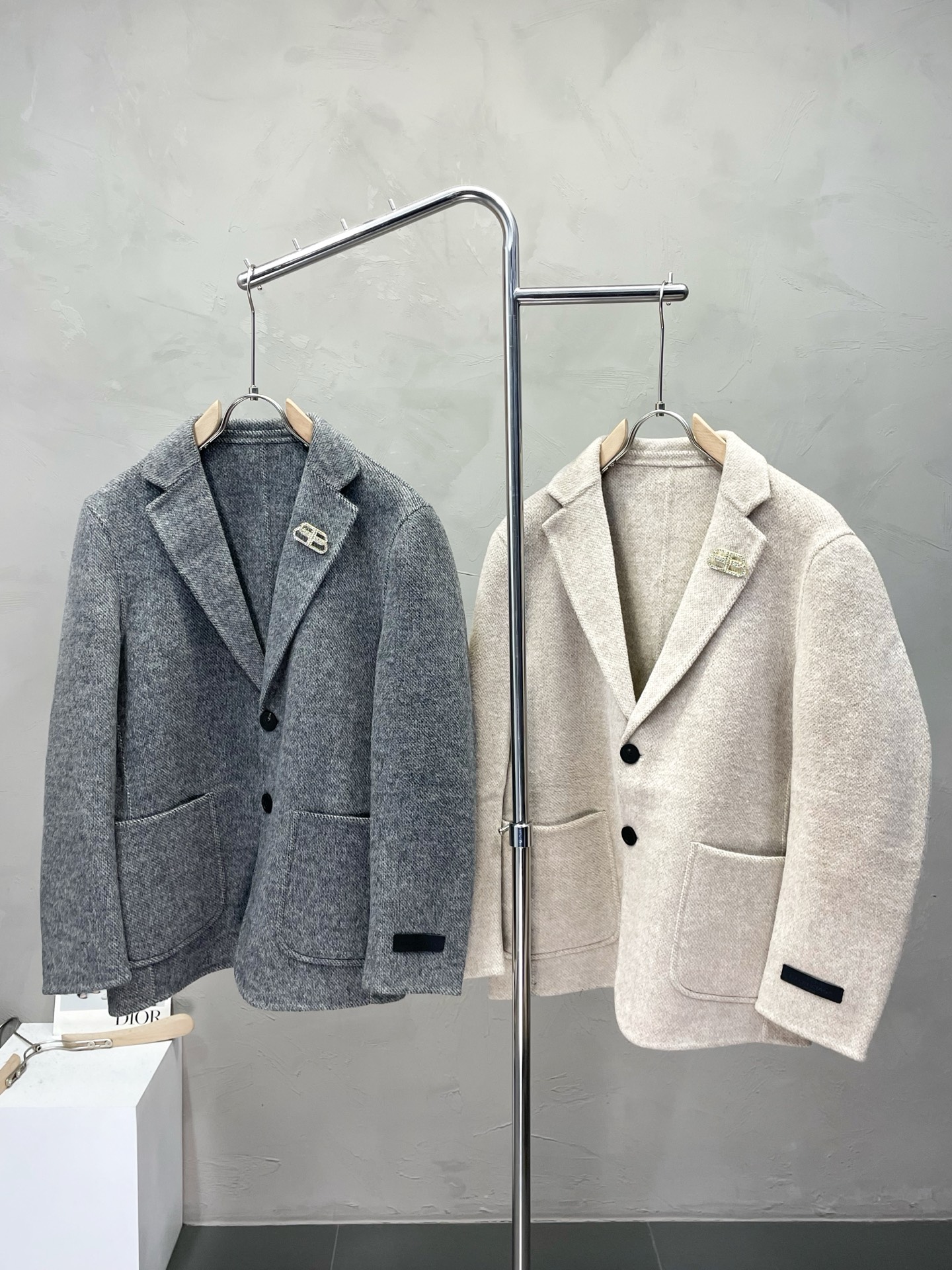 NO:563934,.Short coat - BALENCIAGA exclusively supplies new original men's wool double-sided woolen coats, short-breasted classic woolen coats. Special channel supply. High-end goods official website counter synchronization, old money style, simple and classic popular style. Simple, neat and refreshing business, quality workmanship details can withstand any form of inspection, definitely produced by a major factory, presenting a brand new look, giving you a unique upper body experience!  All have gone through a strict selection process, original custom-made buttons, simple, elegant and versatile styles. The upper body is elegant and handsome, giving you a brand new sense of sight!  The appearance is incomparable, the details are in place, the upper body is not picky, a must-have for yourself. Size M-3XL (slim fit),,balenciaga,balenciaga,jackets & coats,alexander wang19860909.短款大衣-BALENCIAGA巴黎世家独家专供新款原单男士羊毛双面呢外套短款排扣经典毛呢外套渠道特供 高端货官网柜台同步 老钱风格 简约经典大爆款.简洁利落又清爽商务,品质做工细节经得起任何形式检验,绝对大厂代工出品 呈现一种焕然一新,赋予你与众不同的上身体验！均经过严格的挑选工序,原版定制纽扣,简约大方百搭款 上身优雅帅气,焕然一新的即视感！品相无敌,细节都很到位,上身不挑人,必入的自留款. 码数M-3XL（修身）,,balenciaga,balenciaga,jackets & coats,alexander wang,Men's clothing