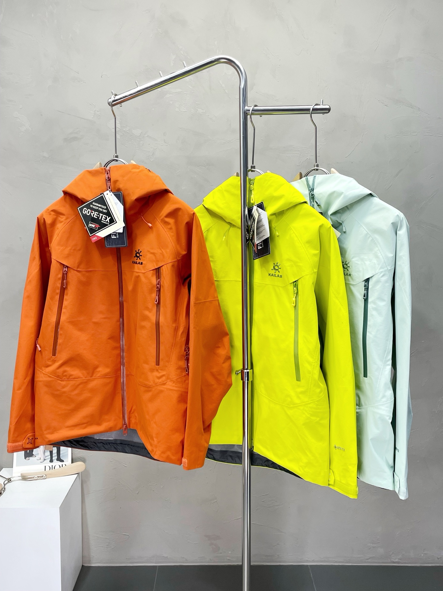 NO:572331,.KAILAS exclusively supplies the latest fashionable hard-shell jacket, GORE-TEX waterproof PRO version, a jacket with classic design and stunning appearance. It is an all-round hard shell with impeccable performance and comprehensive quality. Quality control allows you to buy it directly. It is a high-end product that cannot be faulted! You can feel its powerful aura through the detailed pictures. It has a remarkable effect of gathering heat and keeping warm, so you don’t have to worry about getting a little chilly! Both fashionable and functional, the whole style looks more luxurious! Size S-2XL,,jackets & coats,alexander wang19860909.KAILAS凯乐石独家专供最新时尚硬壳冲锋衣 GORE-TEX防水PRO版 经典设计感与颜值爆棚的外套,全能硬壳 性能综合品质更是无法挑剔品控可以直接入手,不容过错的高端臻品！通过细节图片便可感受到它强悍的气场,聚温保暖效果显著,完全不用担心会有一点寒意！时尚与功能性兼备,整款显得更加的奢华大气！ 尺码S-2XL,,jackets & coats,alexander wang,Men's clothing