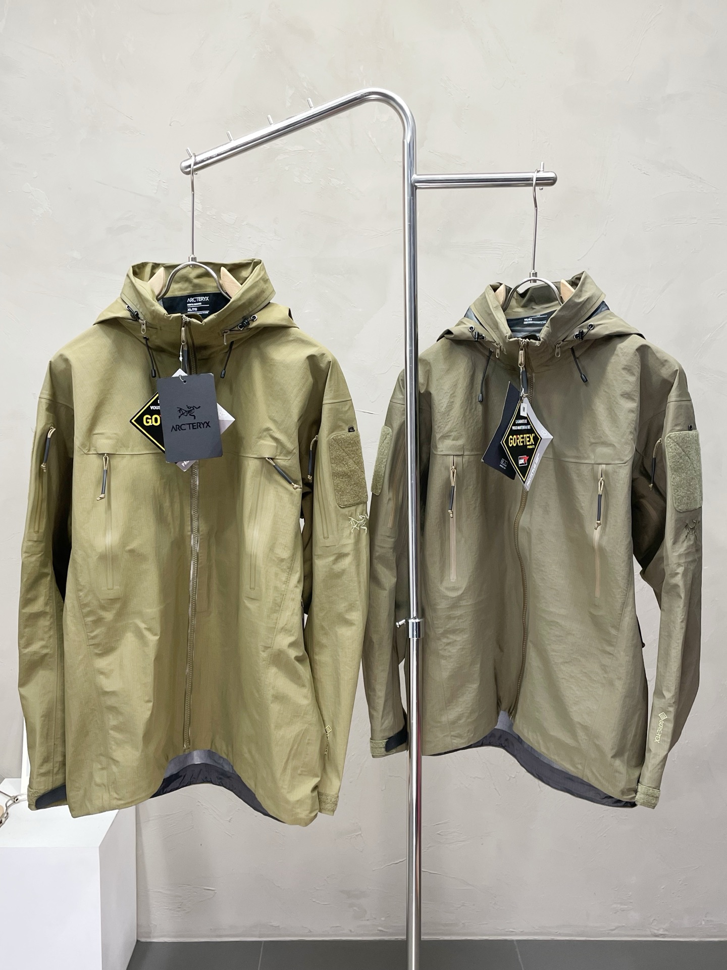 NO:529466,.Arc’teryx exclusively offers the latest and fashionable hard shell jackets. GORE-TEX waterproof classic design and super beautiful jackets. All-round hard shells. The comprehensive performance and quality are even more unscrupulous. You can buy them directly. You can’t get it right! Through the detailed pictures, you can feel its powerful aura, and the warm-concentration effect is significant, so you don’t have to worry about the chill at all! It is both fashionable and functional, and the whole style looks more luxurious and elegant! Size S-2XL, arc'teryx,jackets & coats,alexander wang19860909.Arc’teryx始祖鸟独家专供最新时尚硬壳冲锋衣 GORE-TEX防水经典设计感与颜值爆棚的外套,全能硬壳 性能综合品质更是无法挑剔品控可以直接入手,不容过错的高端臻品！通过细节图片便可感受到它强悍的气场,聚温保暖效果显著,完全不用担心会有一点寒意！时尚与功能性兼备,整款显得更加的奢华大气！ 尺码S-2XL,arc'teryx,jackets & coats,alexander wang,Men's clothing