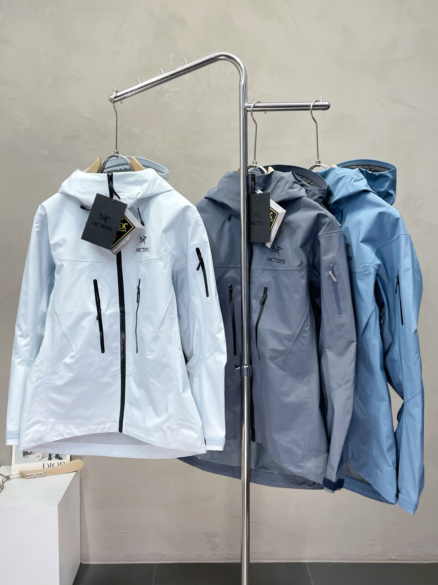 NO:529474,.Arc’teryx exclusively offers the latest and fashionable hard shell jackets. GORE-TEX waterproof classic design and super beautiful jackets. All-round hard shells. The comprehensive performance and quality are even more unscrupulous. You can buy them directly. You can’t get it right! Through the detailed pictures, you can feel its powerful aura, and the warm-concentration effect is significant, so you don’t have to worry about the chill at all! It is both fashionable and functional, and the whole style looks more luxurious and elegant! Size XS-2XL, arc'teryx,jackets & coats,alexander wang19860909.Arc’teryx始祖鸟独家专供最新时尚硬壳冲锋衣 GORE-TEX防水经典设计感与颜值爆棚的外套,全能硬壳 性能综合品质更是无法挑剔品控可以直接入手,不容过错的高端臻品！通过细节图片便可感受到它强悍的气场,聚温保暖效果显著,完全不用担心会有一点寒意！时尚与功能性兼备,整款显得更加的奢华大气！ 尺码XS-2XL,arc'teryx,jackets & coats,alexander wang,Men's clothing