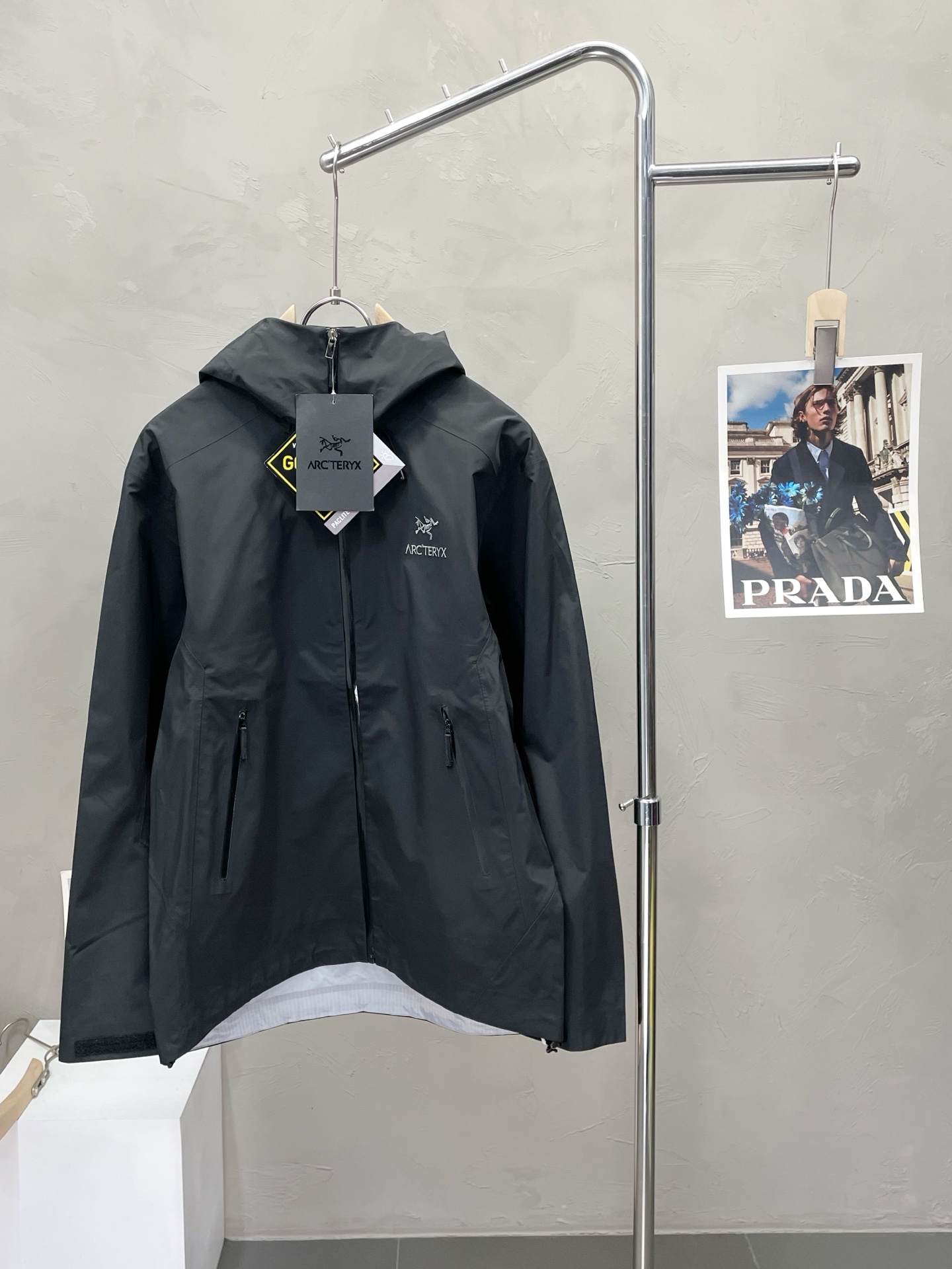 NO:572337,.Arc’teryx exclusively provides the latest fashionable hard-shell jacket, GORE-TEX waterproof, classic design and stunning appearance, an all-purpose hard shell with impeccable performance and comprehensive quality. You can buy it directly with quality control, a high-end product that cannot be faulted! You can feel its powerful aura through the detailed pictures. It has a remarkable effect of gathering heat and keeping warm, so you don’t have to worry about getting a little chilly! Both fashionable and functional, the whole style looks more luxurious! Size S-2XL,arc'teryx,jackets & coats,alexander wang19860909.Arc’teryx始祖鸟独家专供最新时尚硬壳冲锋衣 GORE-TEX防水 经典设计感与颜值爆棚的外套,全能硬壳 性能综合品质更是无法挑剔品控可以直接入手,不容过错的高端臻品！通过细节图片便可感受到它强悍的气场,聚温保暖效果显著,完全不用担心会有一点寒意！时尚与功能性兼备,整款显得更加的奢华大气！ 尺码S-2XL,arc'teryx,jackets & coats,alexander wang,Men's clothing