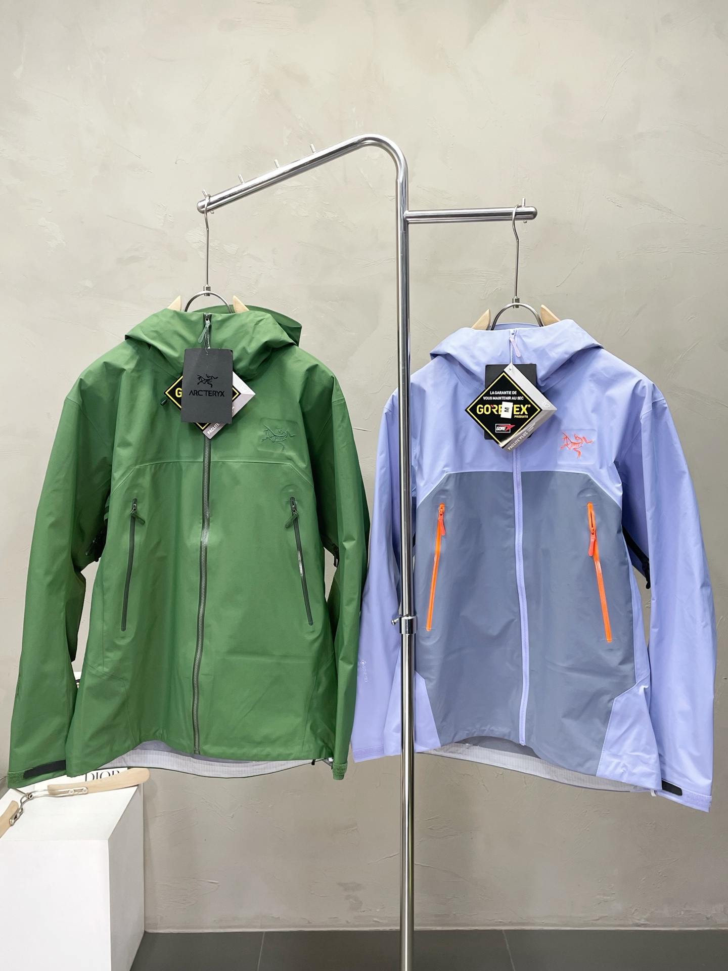 NO:572346,.Arc’teryx exclusively provides the latest fashionable hard-shell jackets, GORE-TEX waterproof jackets with classic design and great looks. It is an all-round hard-shell with excellent performance and comprehensive quality. You can buy it directly due to quality control. It is a high-end product that cannot be faulted! You can feel its powerful aura through the detailed pictures. It has a remarkable effect of gathering heat and keeping warm, so you don’t have to worry about getting a little chilly! Both fashionable and functional, the whole style looks more luxurious! Size S-2XL,arc'teryx,jackets & coats,alexander wang19860909.Arc’teryx始祖鸟独家专供最新时尚硬壳冲锋衣 GORE-TEX防水经典设计感与颜值爆棚的外套,全能硬壳 性能综合品质更是无法挑剔品控可以直接入手,不容过错的高端臻品！通过细节图片便可感受到它强悍的气场,聚温保暖效果显著,完全不用担心会有一点寒意！时尚与功能性兼备,整款显得更加的奢华大气！ 尺码S-2XL,arc'teryx,jackets & coats,alexander wang,Men's clothing