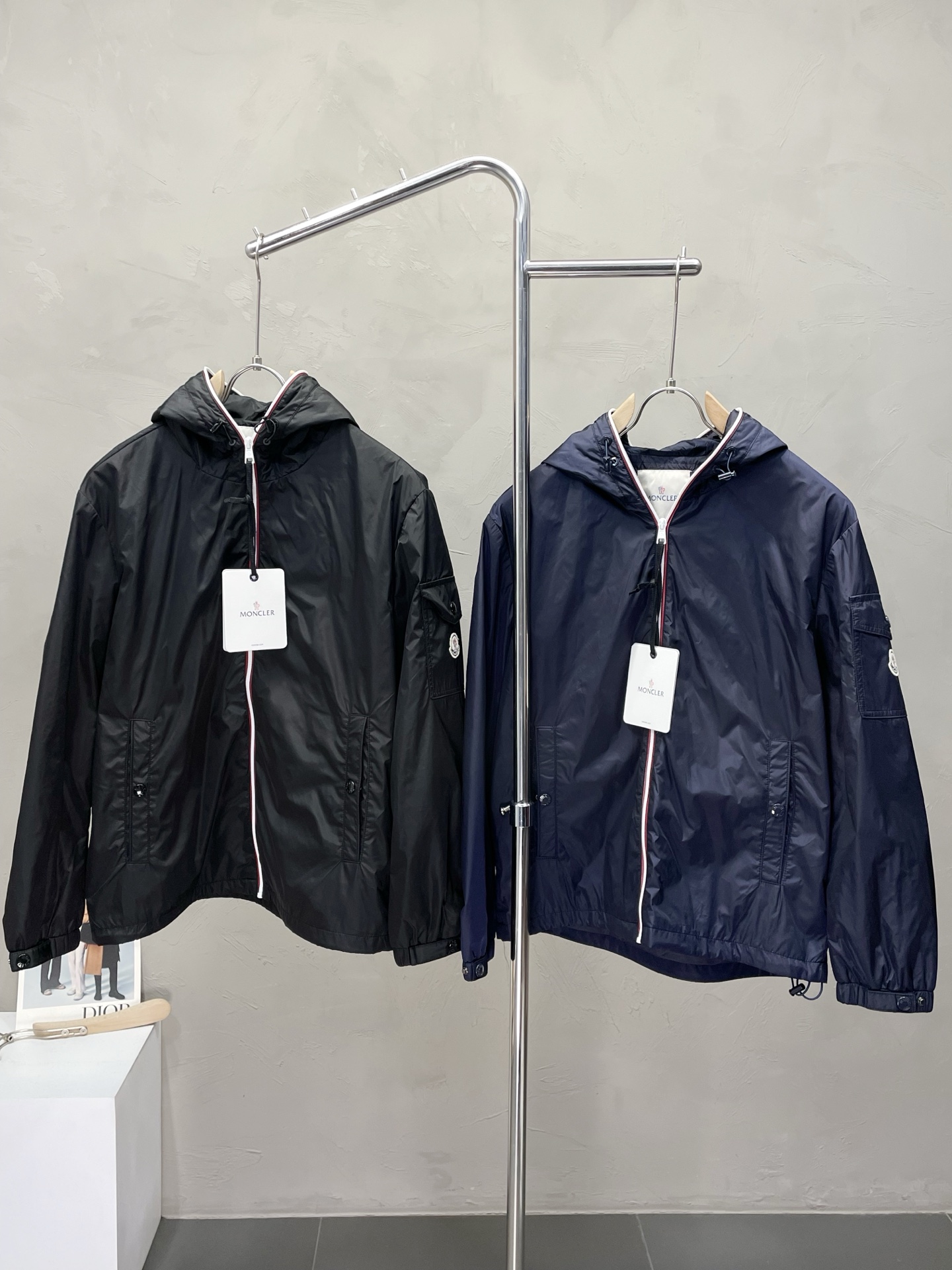 NO:529470,.Moncler hooded jackets exclusively for the latest fashion hooded jackets, thin cotton jackets, classic design and superb jackets, quality that cannot be picked and quality control can be purchased directly, and high-end products that cannot be missed! Through the detailed pictures, you can feel its powerful aura, and the warm-concentration effect is significant, so you don’t have to worry about the chill at all! It is both fashionable and functional, and the whole style looks more luxurious and elegant! Size M-3XL, Moncler, jackets & coats, jackets & coats, hats, alexander wang19860909.Moncler蒙口独家专供最新时尚连帽夹克 薄棉夹克 经典设计感与颜值爆棚的外套,品质更是无法挑剔品控可以直接入手,不容过错的高端臻品！通过细节图片便可感受到它强悍的气场,聚温保暖效果显著,完全不用担心会有一点寒意！时尚与功能性兼备,整款显得更加的奢华大气！ 尺码M-3XL,,Moncler,jackets & coats,jackets & coats,hats,alexander wang,Men's clothing