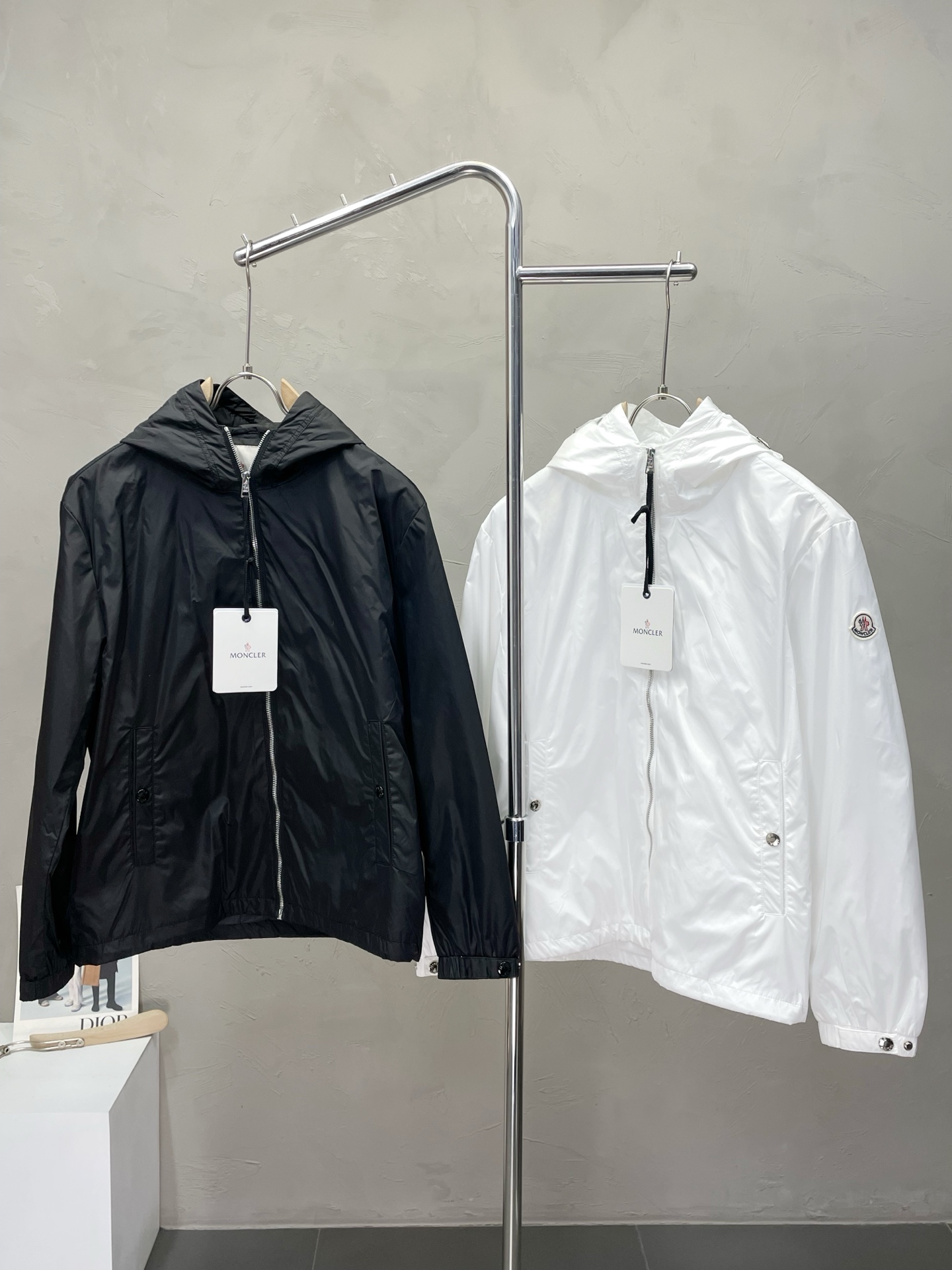 NO:529464,.Moncler hooded jackets exclusively for the latest fashion hooded jackets, thin cotton jackets, classic design and superb jackets, quality that cannot be picked and quality control can be purchased directly, and high-end products that cannot be missed! Through the detailed pictures, you can feel its powerful aura, and the warm-concentration effect is significant, so you don’t have to worry about the chill at all! It is both fashionable and functional, and the whole style looks more luxurious and elegant! Size M-3XL, Moncler, jackets & coats, jackets & coats, hats, alexander wang19860909.Moncler蒙口独家专供最新时尚连帽夹克 薄棉夹克 经典设计感与颜值爆棚的外套,品质更是无法挑剔品控可以直接入手,不容过错的高端臻品！通过细节图片便可感受到它强悍的气场,聚温保暖效果显著,完全不用担心会有一点寒意！时尚与功能性兼备,整款显得更加的奢华大气！ 尺码M-3XL,,Moncler,jackets & coats,jackets & coats,hats,alexander wang,Men's clothing