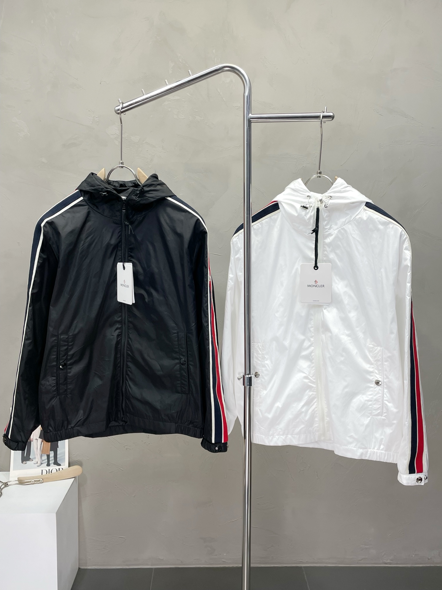 NO:572334,.Moncler exclusively provides the latest fashionable hooded jackets, thin cotton jackets, jackets with classic design and great looks. The quality is impeccable and quality control allows you to buy it directly. It is a high-end product that cannot be faulted! You can feel its powerful aura through the detailed pictures. It has a remarkable effect of gathering heat and keeping warm, so you don’t have to worry about getting a little chilly! Both fashionable and functional, the whole style looks more luxurious! Size M-3XL,,Moncler,jackets & coats,jackets & coats,hats,alexander wang19860909.Moncler蒙口独家专供最新时尚连帽夹克 薄棉夹克 经典设计感与颜值爆棚的外套,品质更是无法挑剔品控可以直接入手,不容过错的高端臻品！通过细节图片便可感受到它强悍的气场,聚温保暖效果显著,完全不用担心会有一点寒意！时尚与功能性兼备,整款显得更加的奢华大气！ 尺码M-3XL,,Moncler,jackets & coats,jackets & coats,hats,alexander wang,Men's clothing