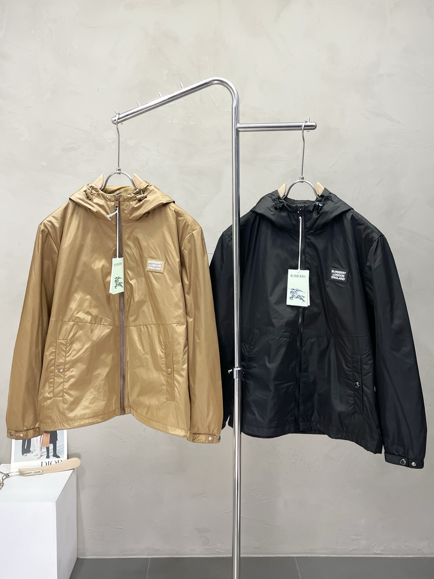 NO:572340,.Burberry exclusively provides the latest fashionable hooded jackets, thin cotton jackets, jackets with classic design and great looks. The quality is impeccable and quality control allows you to buy it directly. It is a high-end product that cannot be faulted! You can feel its powerful aura through the detailed pictures. It has a remarkable effect of gathering heat and keeping warm, so you don’t have to worry about getting a little chilly! Both fashionable and functional, the whole style looks more luxurious! Size M-3XL,,burberry,burberry,jackets & coats,jackets & coats,hats,alexander wang19860909.Burberry巴宝莉独家专供最新时尚连帽夹克 薄棉夹克 经典设计感与颜值爆棚的外套,品质更是无法挑剔品控可以直接入手,不容过错的高端臻品！通过细节图片便可感受到它强悍的气场,聚温保暖效果显著,完全不用担心会有一点寒意！时尚与功能性兼备,整款显得更加的奢华大气！ 尺码M-3XL,,burberry,burberry,jackets & coats,jackets & coats,hats,alexander wang,Men's clothing