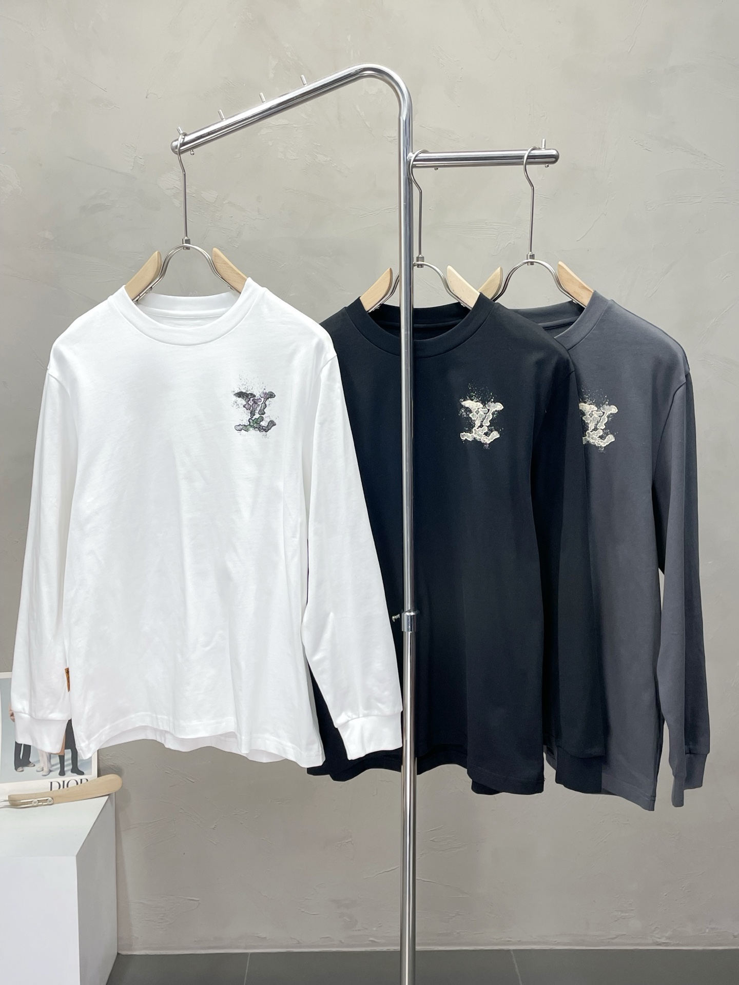 NO:529459,.Louis Vuitton exclusively offers the latest fashionable long-sleeved jackets with a classic design and superb appearance, and the quality is even more unscrupulous. You can buy it directly. You can't get it wrong! Through the detailed pictures, you can feel its powerful aura, and the warm-concentration effect is significant, so you don’t have to worry about the chill at all! It is both fashionable and functional, and the whole style looks more luxurious and elegant! Size M-3XL, louis vuitton,louis vuitton,jackets & coats,alexander wang19860909.Louis Vuitton路易威登独家专供最新时尚长袖 经典设计感与颜值爆棚的外套,品质更是无法挑剔品控可以直接入手,不容过错的高端臻品！通过细节图片便可感受到它强悍的气场,聚温保暖效果显著,完全不用担心会有一点寒意！时尚与功能性兼备,整款显得更加的奢华大气！ 尺码M-3XL,,louis vuitton,louis vuitton,jackets & coats,alexander wang,Men's clothing