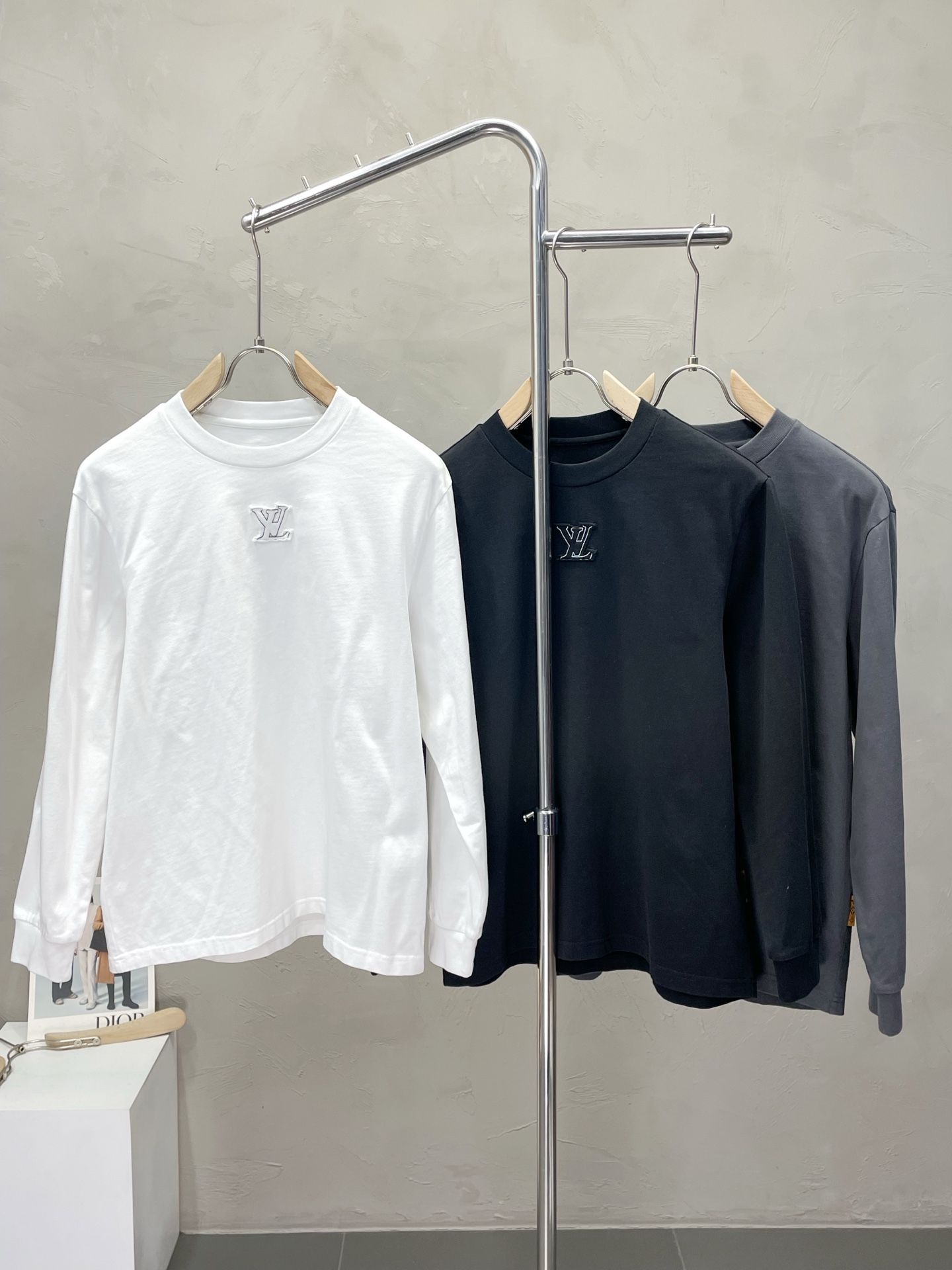 NO:529467,.Louis Vuitton exclusively offers the latest fashionable long-sleeved jackets with a classic design and superb appearance, and the quality is even more unscrupulous. You can buy it directly. You can't get it wrong! Through the detailed pictures, you can feel its powerful aura, and the warm-concentration effect is significant, so you don’t have to worry about the chill at all! It is both fashionable and functional, and the whole style looks more luxurious and elegant! Size M-3XL, louis vuitton,louis vuitton,jackets & coats,alexander wang19860909.Louis Vuitton路易威登独家专供最新时尚长袖 经典设计感与颜值爆棚的外套,品质更是无法挑剔品控可以直接入手,不容过错的高端臻品！通过细节图片便可感受到它强悍的气场,聚温保暖效果显著,完全不用担心会有一点寒意！时尚与功能性兼备,整款显得更加的奢华大气！ 尺码M-3XL,,louis vuitton,louis vuitton,jackets & coats,alexander wang,Men's clothing