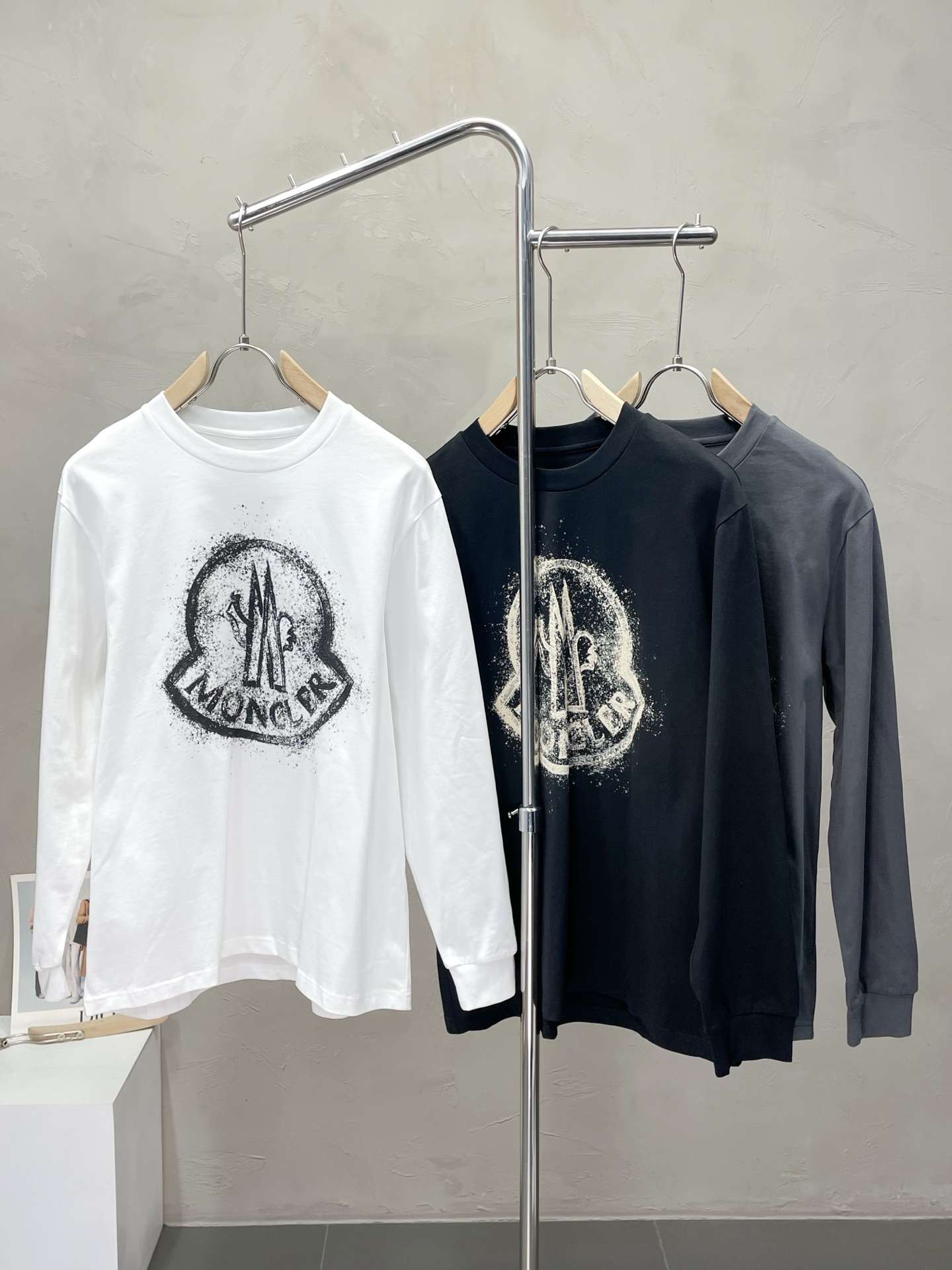 NO:529475,.Moncler's hooded cover is exclusively available for the latest fashionable long-sleeved jackets with a classic design and great appearance. The quality is even more unscrupulous. You can buy it directly. You can't get it wrong! Through the detailed pictures, you can feel its powerful aura, and the warm-concentration effect is significant, so you don’t have to worry about the chill at all! It is both fashionable and functional, and the whole style looks more luxurious and elegant! Size M-3XL, Moncler, jackets & coats, alexander wang19860909.Moncler蒙口独家专供最新时尚长袖 经典设计感与颜值爆棚的外套,品质更是无法挑剔品控可以直接入手,不容过错的高端臻品！通过细节图片便可感受到它强悍的气场,聚温保暖效果显著,完全不用担心会有一点寒意！时尚与功能性兼备,整款显得更加的奢华大气！ 尺码M-3XL,,Moncler,jackets & coats,alexander wang,Men's clothing