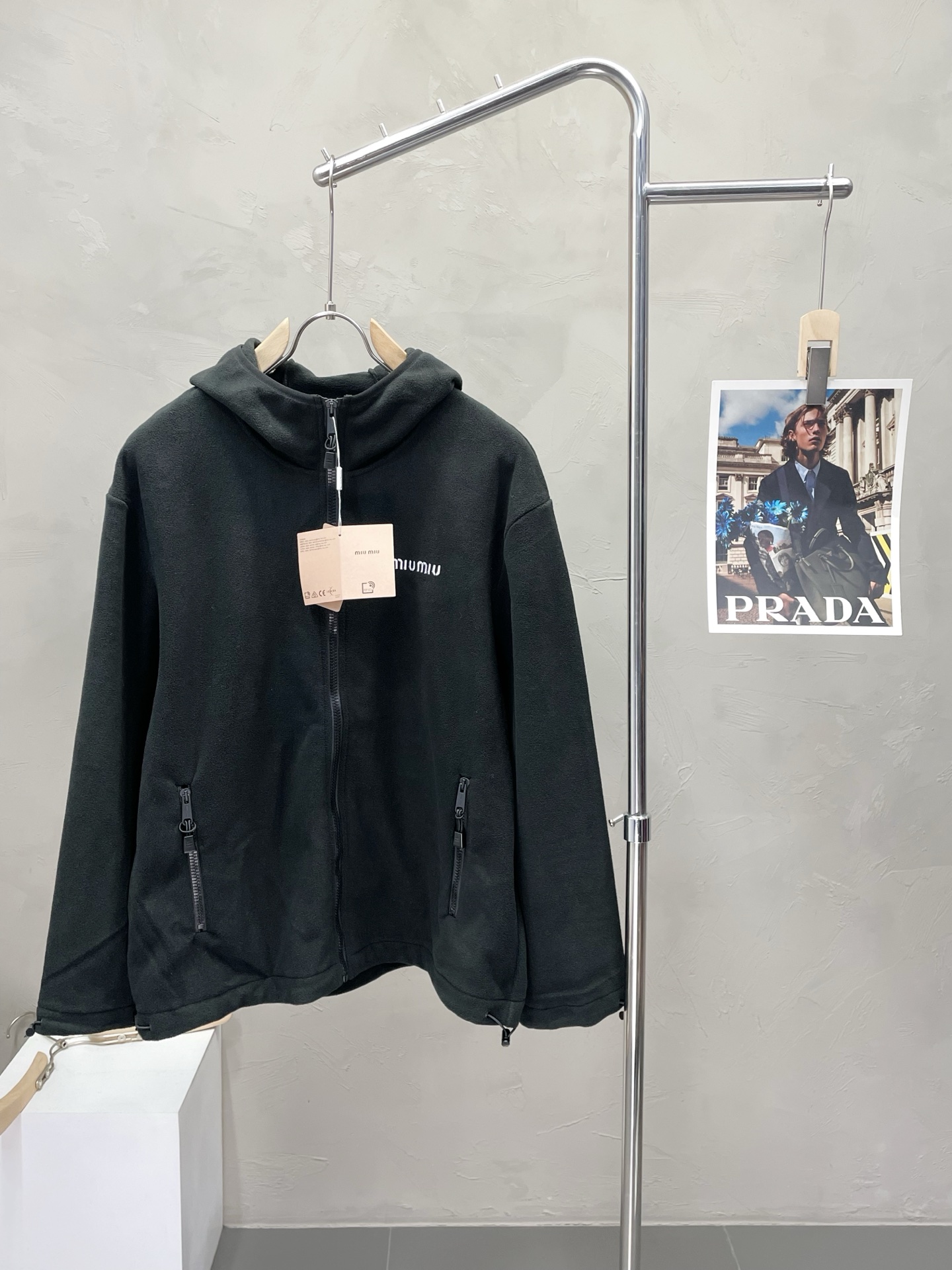 NO:537785,.Miumiu Miumi exclusively offers the latest fashionable hooded fleece zipper jacket. A classic design and a very beautiful jacket. The quality is even more unscrupulous. You can buy it directly. You can't get it wrong! Through the detailed pictures, you can feel its powerful aura, and the warm-concentration effect is significant, so you don’t have to worry about the chill at all! It is both fashionable and functional, and the whole style looks more luxurious and elegant! Size S-XL, miumiu, jackets & coats,hats,alexander wang19860909.Miumiu谬谬独家专供最新时尚连帽摇粒绒拉链外套 经典设计与颜值爆棚的外套,品质更是无法挑剔品控可以直接入手,不容过错的高端臻品！通过细节图片便可感受到它强悍的气场,聚温保暖效果显著,完全不用担心会有一点寒意！时尚与功能性兼备,整款显得更加的奢华大气！ 尺码S-XL,,miumiu,jackets & coats,hats,alexander wang,Men's clothing