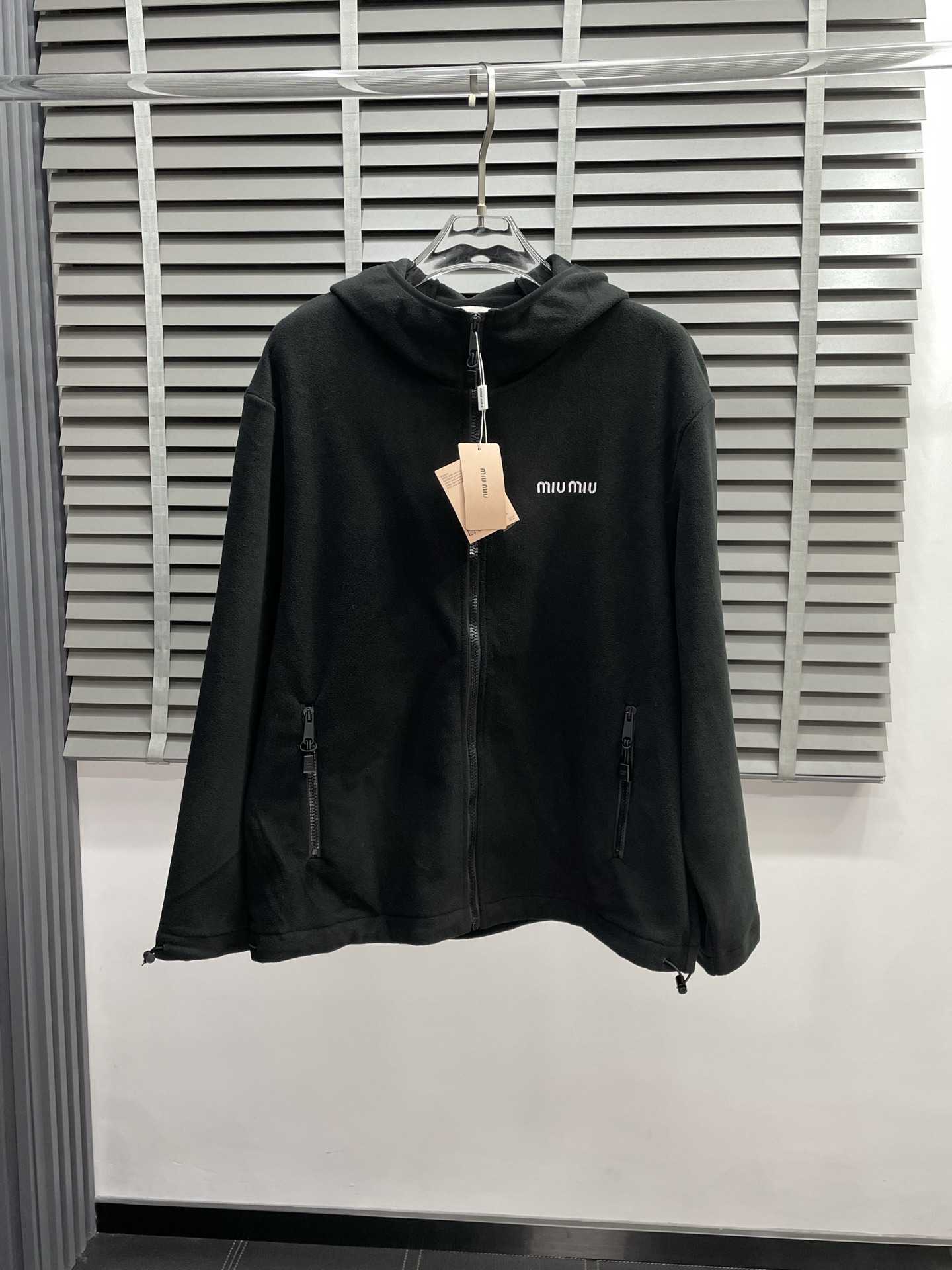 NO:531375,.Miumiu Miumi exclusively offers the latest fashionable hooded fleece zipper jacket. A classic design and a very beautiful jacket. The quality is even more unscrupulous. You can buy it directly. You can't get it wrong! Through the detailed pictures, you can feel its powerful aura, and the warm-concentration effect is significant, so you don’t have to worry about the chill at all! It is both fashionable and functional, and the whole style looks more luxurious and elegant! Size S-XL, miumiu, jackets & coats,hats,alexander wang19860909.Miumiu谬谬独家专供最新时尚连帽摇粒绒拉链外套 经典设计与颜值爆棚的外套,品质更是无法挑剔品控可以直接入手,不容过错的高端臻品！通过细节图片便可感受到它强悍的气场,聚温保暖效果显著,完全不用担心会有一点寒意！时尚与功能性兼备,整款显得更加的奢华大气！ 尺码S-XL,,miumiu,jackets & coats,hats,alexander wang,Men's clothing