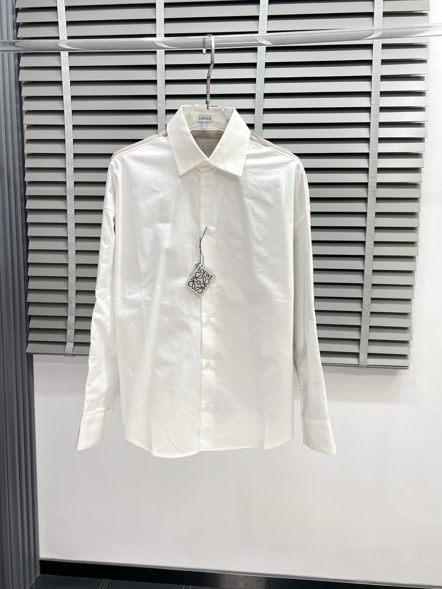 NO:531392,.LOEWE exclusively offers the latest fashion shirts, knitted spliced ​​shirts, classic designs and jackets with great looks, quality control is even more high-end products that cannot be picked and can be purchased directly, and cannot be missed! Through the detailed pictures, you can feel its powerful aura, and the warm-concentration effect is significant, so you don’t have to worry about the chill at all! It is both fashionable and functional, and the whole style looks more luxurious and elegant! Size 36.38.40.42, loewe,loewe, jackets & coats,shirts,alexander wang19860909.LOEWE罗意威独家专供最新时尚衬衫 针织拼接衬衫 经典设计与颜值爆棚的外套,品质更是无法挑剔品控可以直接入手,不容过错的高端臻品！通过细节图片便可感受到它强悍的气场,聚温保暖效果显著,完全不用担心会有一点寒意！时尚与功能性兼备,整款显得更加的奢华大气！ 尺码36.38.40.42,,loewe,loewe,jackets & coats,shirts,alexander wang,Men's clothing