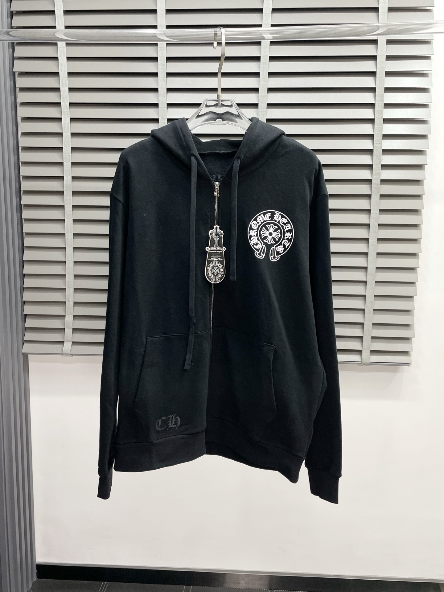 NO:531372,.Chrome hearts Crow exclusively for the latest fashionable sweatshirt jackets. Classic design and super-looking jackets. The quality is even more unscrupulous. You can buy them directly. You can’t get it wrong! The inner lily can be felt through the detailed pictures, and the warm-concentration effect is significant, so there is no need to worry about a little chill! It is both fashionable and functional, and the whole style looks more luxurious and elegant! Size S-XL, chrome hearts, chrome hearts, hoodie, sweatshirts, jackets & coats, alexander wang19860909.Chrome hearts克罗 独家专供最新时尚卫衣外套 经典设计与颜值爆棚的外套,品质更是无法挑剔品控可以直接入手,不容过错的高端臻品！内里加绒 通过细节图片便可感受到它强悍的气场,聚温保暖效果显著,完全不用担心会有一点寒意！时尚与功能性兼备,整款显得更加的奢华大气！ 尺码S-XL,,chrome hearts,chrome hearts,hoodie,sweatshirts,jackets & coats,alexander wang,Men's clothing