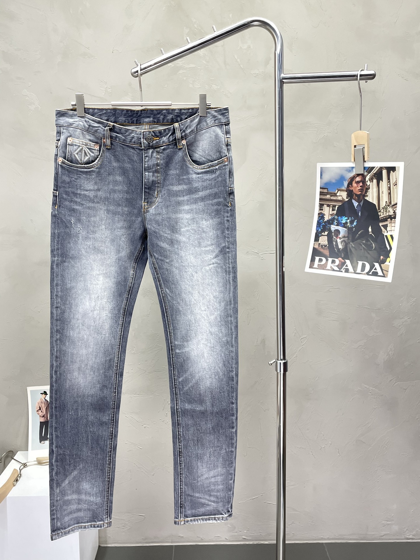 NO:529452,.Dior exclusively offers new casual jeans high-end versions!  Customized fabrics for counters are breathable and comfortable, with impeccable details, and the brand element design concept reflects high quality. The feel is delicate and soft!  It is casually cut, with a great upper body style!  29-38, Dior, Dior, Jeans, Alexander wang19860909.Dior迪奥独家专供新款休闲牛仔裤高端版本！专柜定制面料 透气舒适度高,细节无可挑剔,品牌元素设计理念,体现高品质.手感细腻柔软！呈现休闲裁剪,上身版型超赞！码数29-38,,dior,dior,jeans,alexander wang,Men's clothing