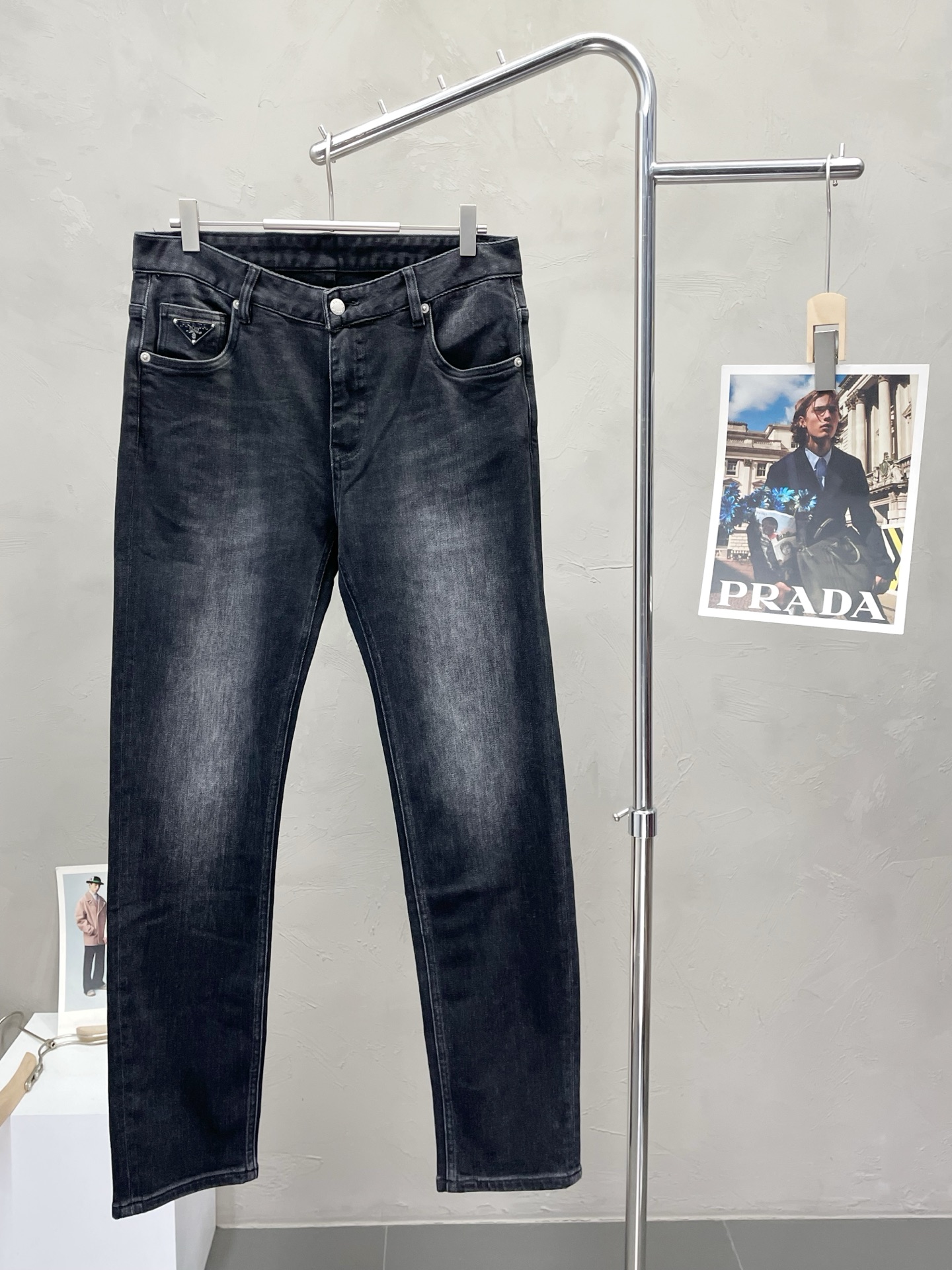 NO:529449,.Prada exclusively offers new casual jeans high-end versions!  Customized fabrics for counters are breathable and comfortable, with impeccable details, and the brand element design concept reflects high quality. The feel is delicate and soft!  It is casually cut, with a great upper body style!  Count 29-38, prada, prada, jeans, alexander wang19860909.Prada普拉达独家专供新款休闲牛仔裤高端版本！专柜定制面料 透气舒适度高,细节无可挑剔,品牌元素设计理念,体现高品质.手感细腻柔软！呈现休闲裁剪,上身版型超赞！码数29-38,,prada,prada,jeans,alexander wang,Men's clothing