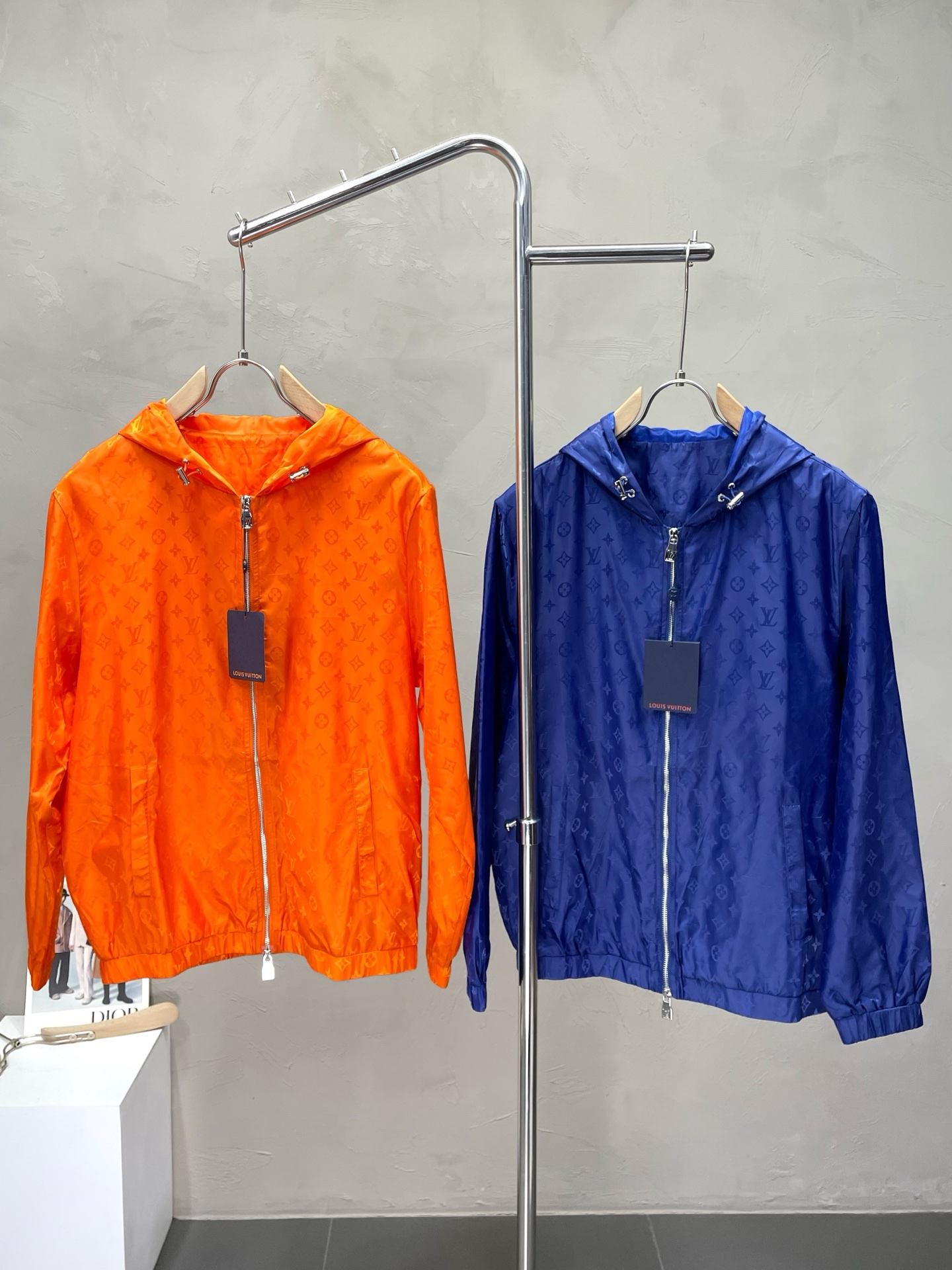 NO:572349,.Louis Vuitton exclusively offers the latest fashionable hooded jackets, floral thin jackets, jackets with classic design and great looks. The quality is impeccable and quality control allows you to buy it directly. It is a high-end product that cannot be faulted! You can feel its powerful aura through the detailed pictures. It has a remarkable effect of gathering heat and keeping warm, so you don’t have to worry about getting a little chilly! Both fashionable and functional, the whole style looks more luxurious! Size M-3XL,,louis vuitton,louis vuitton,jackets & coats,jackets & coats,hats,alexander wang19860909.Louis Vuitton路易威登独家专供最新时尚连帽夹克 满花薄夹克 经典设计感与颜值爆棚的外套,品质更是无法挑剔品控可以直接入手,不容过错的高端臻品！通过细节图片便可感受到它强悍的气场,聚温保暖效果显著,完全不用担心会有一点寒意！时尚与功能性兼备,整款显得更加的奢华大气！ 尺码M-3XL,,louis vuitton,louis vuitton,jackets & coats,jackets & coats,hats,alexander wang,Men's clothing