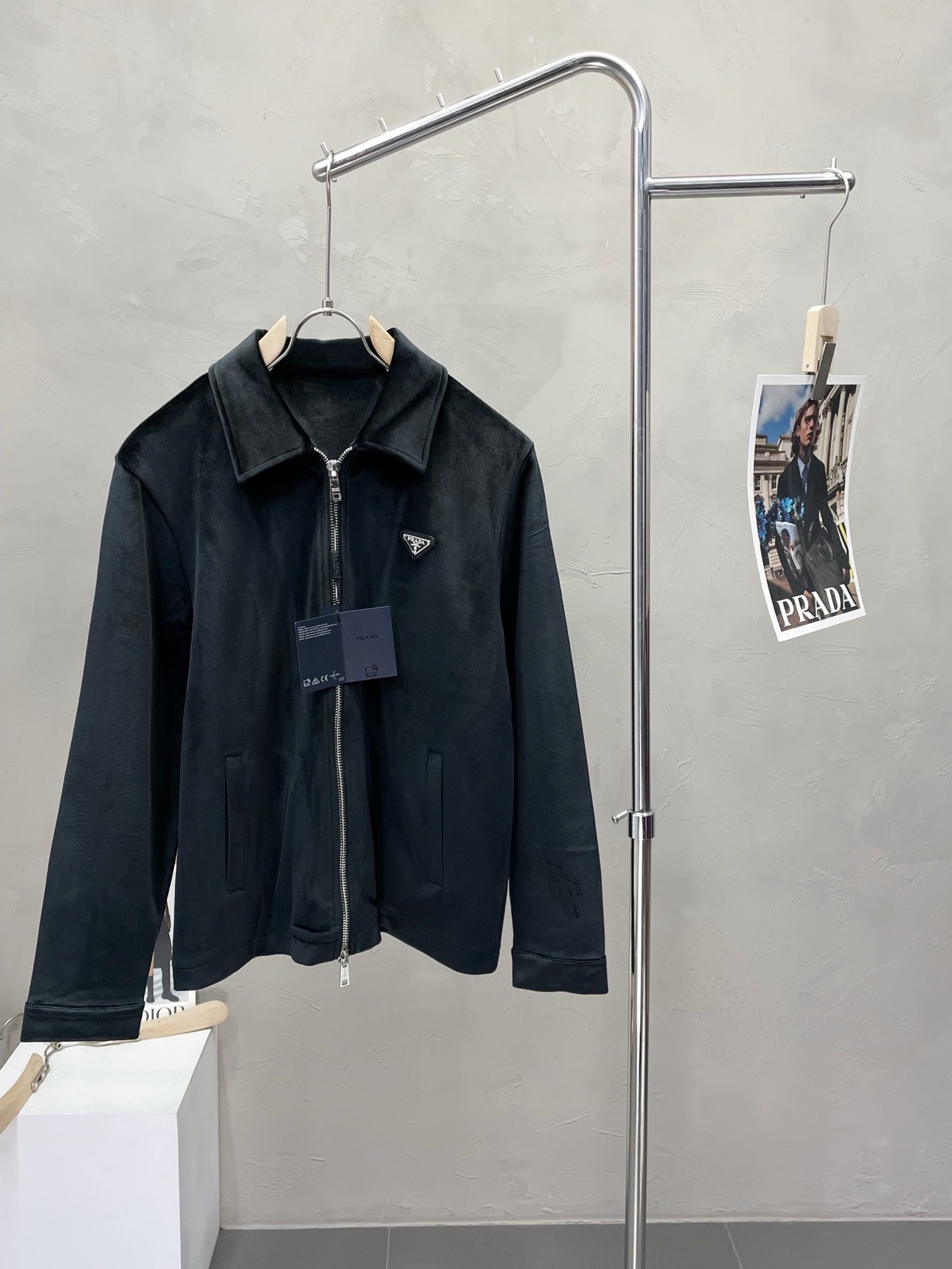 NO:529468,.Prada exclusively offers the latest fashionable lapel jackets. A jacket with a classic design and great appearance. It is even more difficult to pick and control. You can buy it directly. You can't get it wrong! Through the detailed pictures, you can feel its powerful aura, and the warm-concentration effect is significant, so you don’t have to worry about the chill at all! It is both fashionable and functional, and the whole style looks more luxurious and elegant! Size M-3XL, prada, prada, jackets & coats, jackets & coats, alexander wang19860909.Prada普拉达独家专供最新时尚翻领夹克 经典设计感与颜值爆棚的外套,品质更是无法挑剔品控可以直接入手,不容过错的高端臻品！通过细节图片便可感受到它强悍的气场,聚温保暖效果显著,完全不用担心会有一点寒意！时尚与功能性兼备,整款显得更加的奢华大气！ 尺码M-3XL,,prada,prada,jackets & coats,jackets & coats,alexander wang,Men's clothing