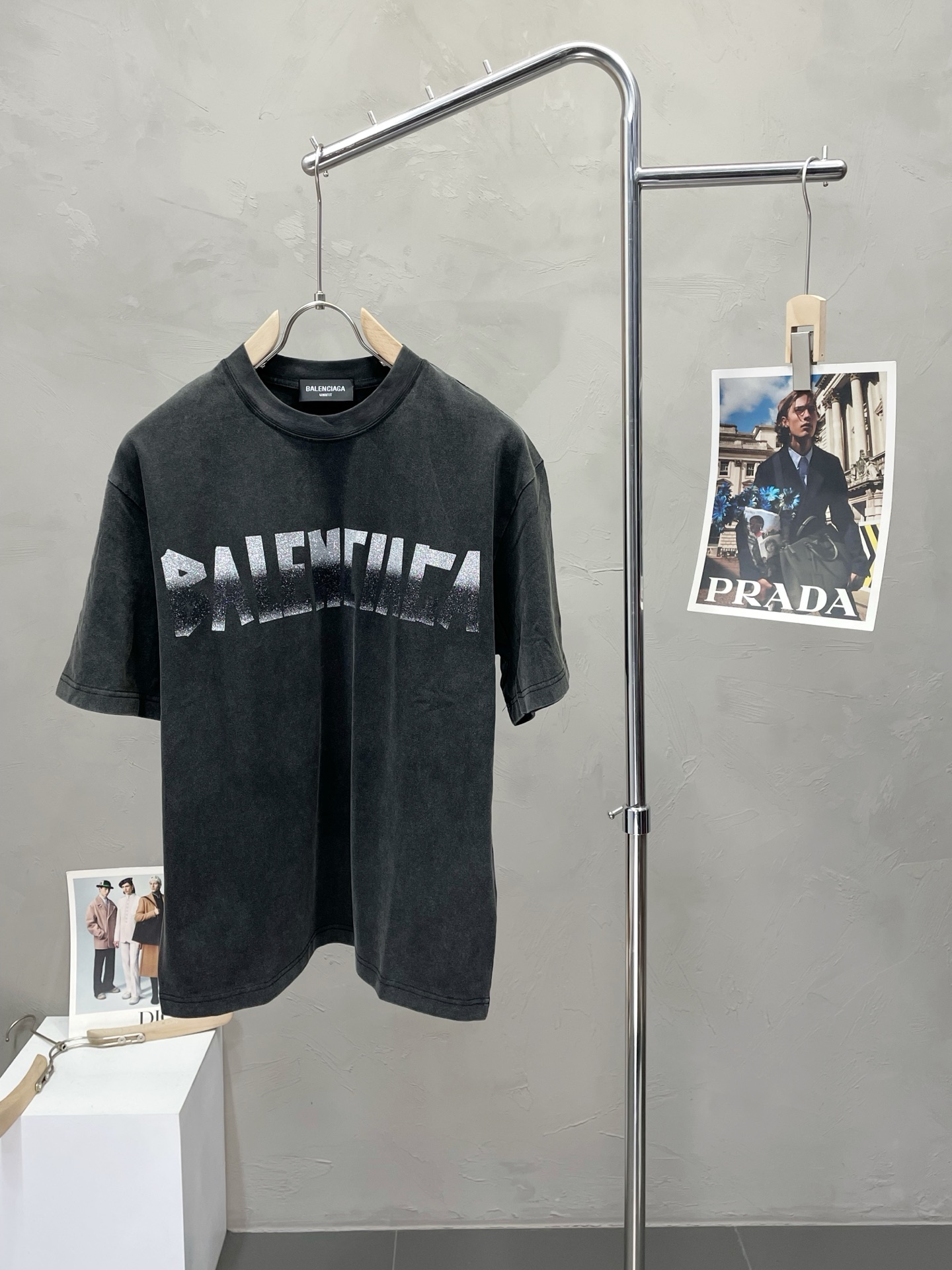 NO:572304,.Balenciaga exclusively provides new original men's casual spring and summer short sleeves. High-end customization. High-end version. Fashionable and versatile imported fabrics. Super soft and delicate feel. Skin-friendly and comfortable to wear. High-end boutique. The upper body is finely made by the factory. It is a must-have item for men. Three standards are complete. Size M-2XL,,balenciaga,balenciaga,T-shirt,alexander wang19860909.Balenciaga巴黎世家独家专供新款原单男士休闲春夏短袖 高端定制 高端版本 时尚百搭爆款进口面料 手感超柔软细腻 穿着亲肤舒适 高端精品 代工厂精细做上身非常赞 男士必备单品 三标齐全 码数M-2XL,,balenciaga,balenciaga,T-shirt,alexander wang,Men's clothing