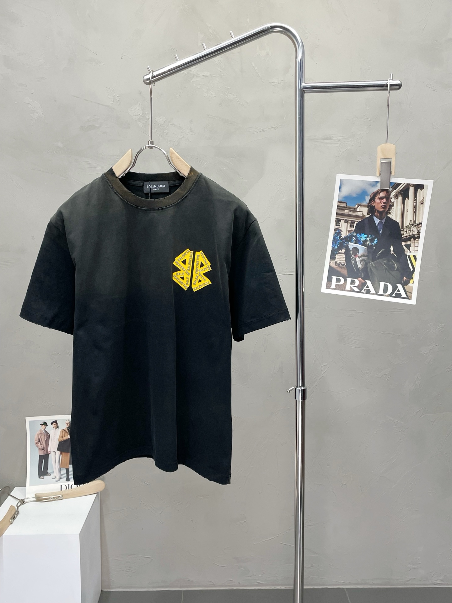 NO:529446,.Balenciaga exclusively offers new original single men's casual spring and summer short sleeves, high-end customization, high-end version, fashionable and versatile imported fabric, super soft and delicate, skin-friendly and comfortable to wear, high-end boutique, OEM, fine-made top body, very good, men's essential items, three standards, code M-2XL,,balenciaga,balenciaga,T-shirt,alexander wang19860909.Balenciaga巴黎世家独家专供新款原单男士休闲春夏短袖 高端定制 高端版本 时尚百搭爆款进口面料 手感超柔软细腻 穿着亲肤舒适 高端精品 代工厂精细做上身非常赞 男士必备单品 三标齐全 码数M-2XL,,balenciaga,balenciaga,T-shirt,alexander wang,Men's clothing