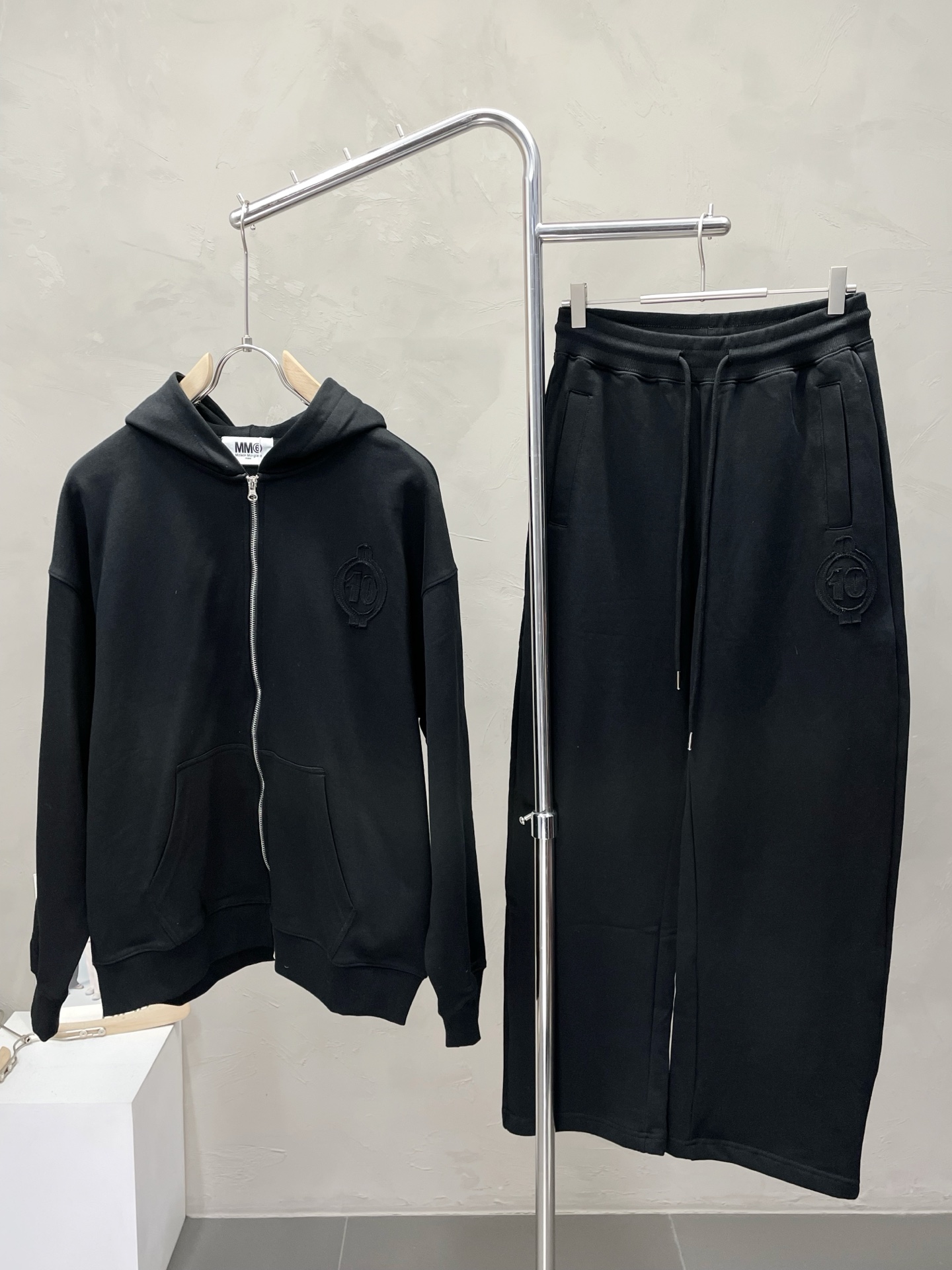 NO:529481,Tops and pants.Masion Margiela MM6 exclusively offers the same sports suit for the new counter, full of high-end feel!  The details are exquisite and high-end, and the workmanship is impeccable!  Imported fabrics are three-dimensional, exquisite and delicate. The original high-end double-sided jersey fabrics are very high-end!  Original zipper!  The fabric is crisp, wrinkle-resistant, wear-resistant, moisture absorption, quick drying and breathable, neat and stylish. S-XL, masion margiela, masion margiela,  19860909上衣、裤子.Masion Margiela梅森马吉拉MM6独家专供新款专柜同款运动套装,高级感满满！细节精致高档,做工无可挑剔！进口面料 立体精致细腻.原版高端双面平纹针织面料很显高级！原版拉链！面料挺括抗皱耐磨,吸湿速干透气,利落有型.码数S-XL,,masion margiela,masion margiela, ,Men's clothing