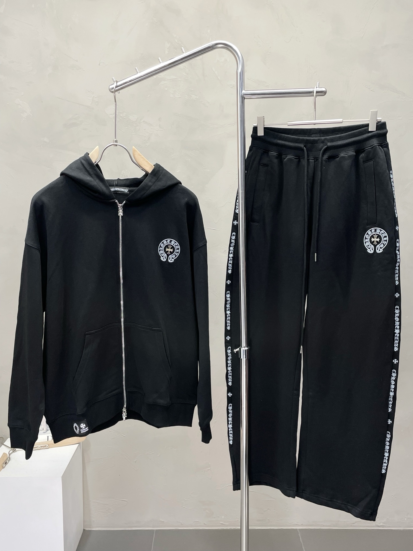 NO:572325,Tops and pants. Chrome hearts are exclusively available in new counters with the same style of sports suits, full of high-end feel!  The details are exquisite and high-end, and the workmanship is impeccable!  The imported fabric is three-dimensional and exquisite. The original high-end double-sided jersey fabric is very high-end!  Original zipper!  The fabric is stiff, wrinkle-resistant and wear-resistant, moisture-absorbent, quick-drying and breathable, neat and stylish. Size S-XL, chrome hearts, chrome hearts, alexander wang19860909上衣、裤子.Chrome hearts克罗心独家专供新款专柜同款运动套装,高级感满满！细节精致高档,做工无可挑剔！进口面料 立体精致细腻.原版高端双面平纹针织面料很显高级！原版拉链！面料挺括抗皱耐磨,吸湿速干透气,利落有型.码数S-XL,,chrome hearts,chrome hearts,alexander wang,Men's clothing