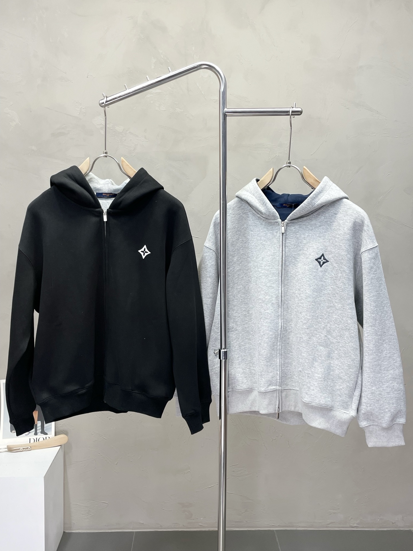 NO:572320,.Louis Vuitton exclusively provides the latest fashion sweatshirts and hooded sweatshirt jackets. Jackets with classic design and great looks. The quality is impeccable and quality control allows you to buy it directly. It is a high-end product that cannot be faulted! You can feel its powerful aura through the detailed pictures. It has a remarkable effect of gathering heat and keeping warm, so you don’t have to worry about getting a little chilly! Both fashionable and functional, the whole style looks more luxurious! Size S-2XL,,louis vuitton,louis vuitton,hoodie,sweatshirts,jackets & coats,hats,alexander wang19860909.Louis Vuitton路易威登独家专供最新时尚卫衣 连帽卫衣外套 经典设计感与颜值爆棚的外套,品质更是无法挑剔品控可以直接入手,不容过错的高端臻品！通过细节图片便可感受到它强悍的气场,聚温保暖效果显著,完全不用担心会有一点寒意！时尚与功能性兼备,整款显得更加的奢华大气！ 尺码S-2XL,,louis vuitton,louis vuitton,hoodie,sweatshirts,jackets & coats,hats,alexander wang,Men's clothing