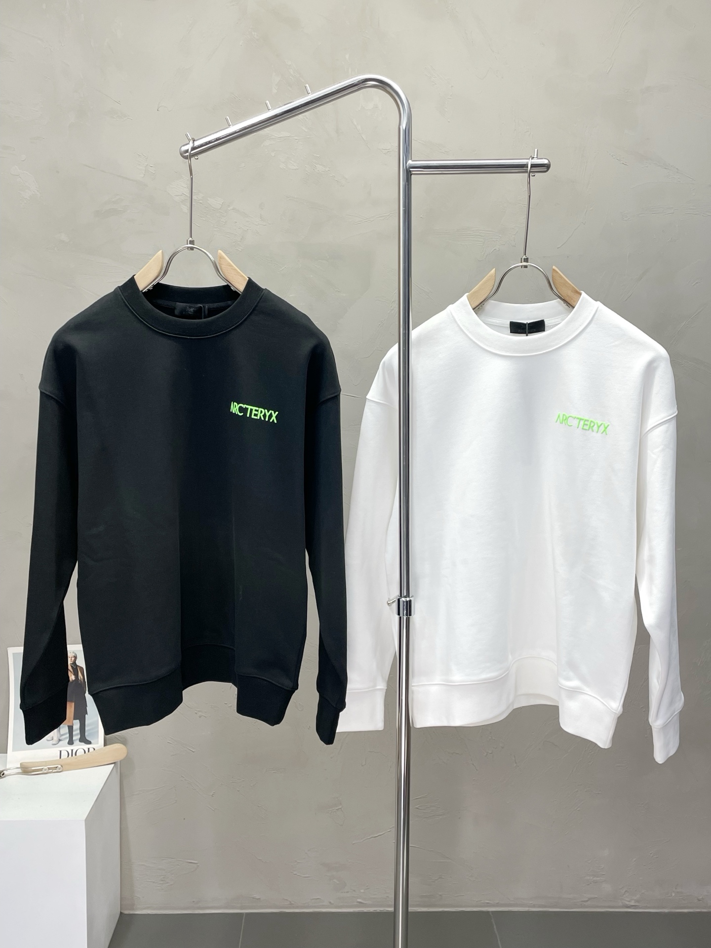 NO:572311,.Arc’teryx exclusively provides the latest fashion sweatshirts. Jackets with classic design and great looks. The quality is impeccable and quality control allows you to buy it directly. It is a high-end product that cannot be faulted! You can feel its powerful aura through the detailed pictures. It has a remarkable effect of gathering heat and keeping warm, so you don’t have to worry about getting a little chilly! Both fashionable and functional, the whole style looks more luxurious! Size S-2XL,arc'teryx,hoodie,sweatshirts,jackets & coats,alexander wang19860909.Arc’teryx始祖鸟独家专供最新时尚卫衣 经典设计感与颜值爆棚的外套,品质更是无法挑剔品控可以直接入手,不容过错的高端臻品！通过细节图片便可感受到它强悍的气场,聚温保暖效果显著,完全不用担心会有一点寒意！时尚与功能性兼备,整款显得更加的奢华大气！ 尺码S-2XL,arc'teryx,hoodie,sweatshirts,jackets & coats,alexander wang,Men's clothing