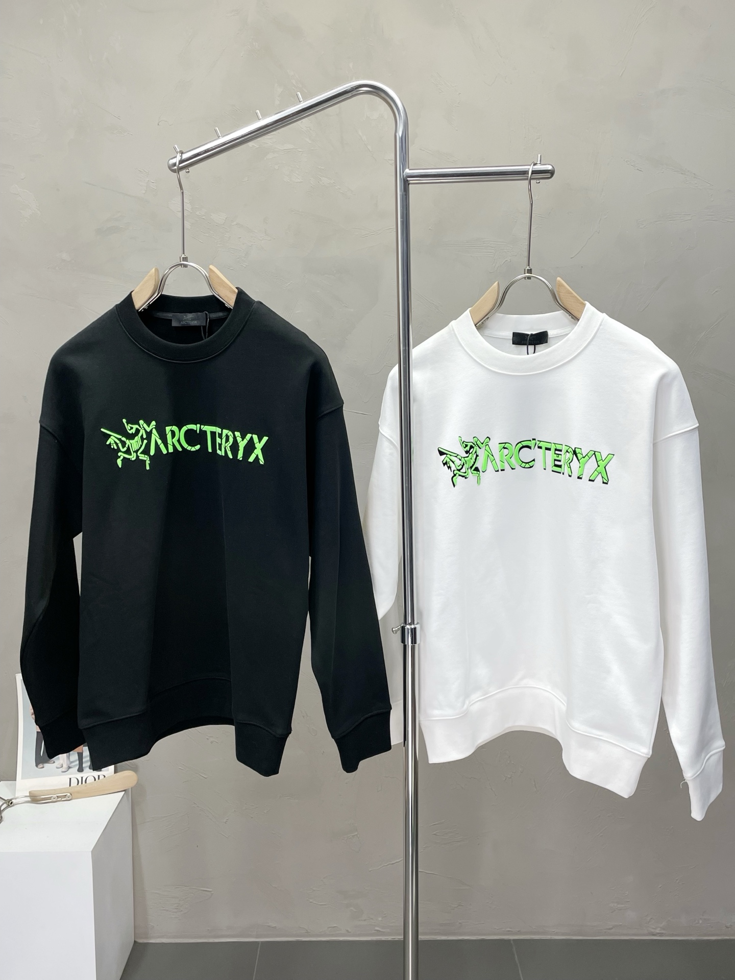 NO:529477,.Arc’teryx exclusively offers the latest fashionable sweatshirts. A jacket with a classic design and great appearance. It is even more difficult to pick and quality control. You can buy it directly. It is a high-end quality product that cannot be missed! Through the detailed pictures, you can feel its powerful aura, and the warm-concentration effect is significant, so you don’t have to worry about the chill at all! It is both fashionable and functional, and the whole style looks more luxurious and elegant! Size S-2XL, arc'teryx, hoodie, sweatshirts, jackets & coats, alexander wang19860909.Arc’teryx始祖鸟独家专供最新时尚卫衣 经典设计感与颜值爆棚的外套,品质更是无法挑剔品控可以直接入手,不容过错的高端臻品！通过细节图片便可感受到它强悍的气场,聚温保暖效果显著,完全不用担心会有一点寒意！时尚与功能性兼备,整款显得更加的奢华大气！ 尺码S-2XL,arc'teryx,hoodie,sweatshirts,jackets & coats,alexander wang,Men's clothing