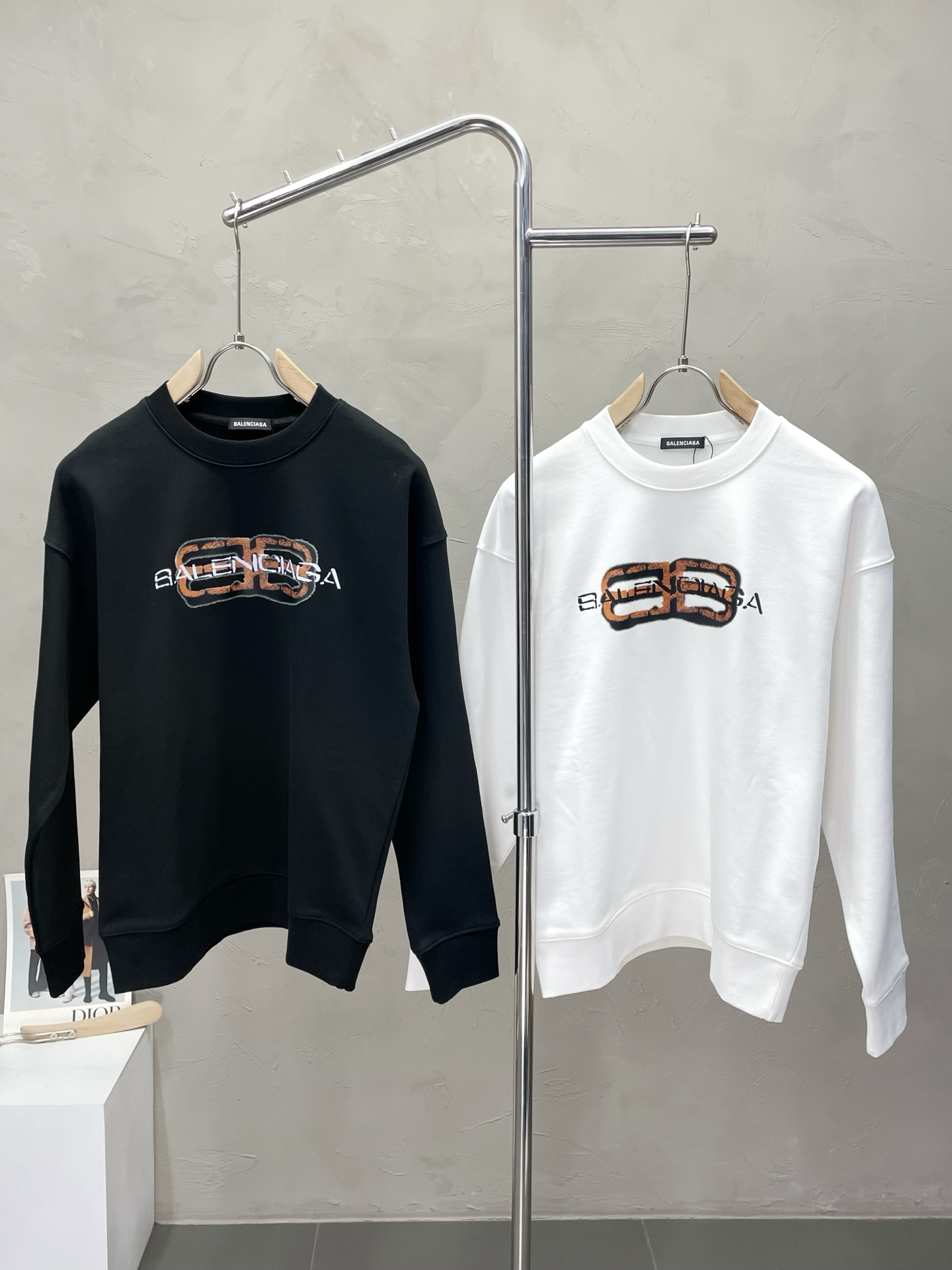 NO:572306,.Balenciaga exclusively provides the latest fashionable sweatshirts. Jackets with classic design and great looks. The quality is impeccable and quality control allows you to buy it directly. It is a high-end product that cannot be faulted! You can feel its powerful aura through the detailed pictures. It has a remarkable effect of gathering heat and keeping warm, so you don’t have to worry about getting a little chilly! Both fashionable and functional, the whole style looks more luxurious! Size S-2XL,,balenciaga,balenciaga,hoodie,sweatshirts,jackets & coats,alexander wang19860909.Balenciaga巴黎世家独家专供最新时尚卫衣 经典设计感与颜值爆棚的外套,品质更是无法挑剔品控可以直接入手,不容过错的高端臻品！通过细节图片便可感受到它强悍的气场,聚温保暖效果显著,完全不用担心会有一点寒意！时尚与功能性兼备,整款显得更加的奢华大气！ 尺码S-2XL,,balenciaga,balenciaga,hoodie,sweatshirts,jackets & coats,alexander wang,Men's clothing