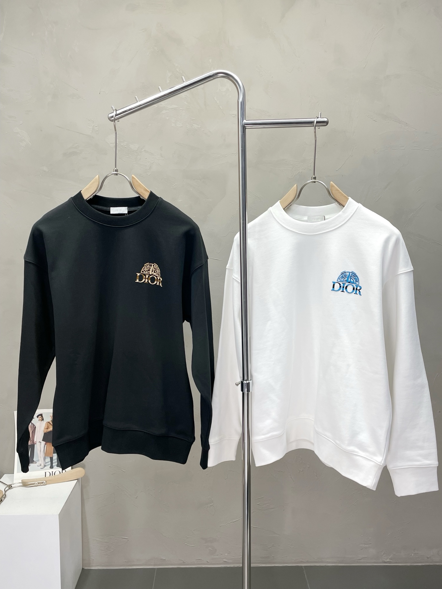 NO:529469,.Dior exclusively offers the latest fashionable sweatshirts. A jacket with a classic design and great appearance. It is even more difficult to pick and control. You can buy it directly. It is a high-end quality product that cannot be missed! Through the detailed pictures, you can feel its powerful aura, and the warm-concentration effect is significant, so you don’t have to worry about the chill at all! It is both fashionable and functional, and the whole style looks more luxurious and elegant! Size S-2XL, Dior, Dior, Hoodie, Sweatshirts, Jackets & coats, Alexander wang19860909.Dior迪奥独家专供最新时尚卫衣 经典设计感与颜值爆棚的外套,品质更是无法挑剔品控可以直接入手,不容过错的高端臻品！通过细节图片便可感受到它强悍的气场,聚温保暖效果显著,完全不用担心会有一点寒意！时尚与功能性兼备,整款显得更加的奢华大气！ 尺码S-2XL,,dior,dior,hoodie,sweatshirts,jackets & coats,alexander wang,Men's clothing