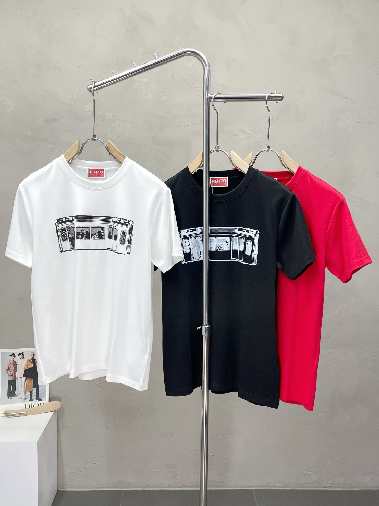 NO:571392,.KENZO exclusively supplies new original men's casual short-sleeves, high-end customization, high-end version, fashionable and versatile imported fabrics, super soft and delicate to the touch, skin-friendly and comfortable to wear, high-end boutique, the upper body is exquisitely made by the factory, a must-have item for men, complete with three standards, size M-3XL, T-shirt, alexander wang19860909.KENZO肯佐独家专供新款原单男士休闲短袖 高端定制 高端版本 时尚百搭爆款进口面料 手感超柔软细腻 穿着亲肤舒适 高端精品 代工厂精细做上身非常赞 男士必备单品 三标齐全 码数M-3XL,,T-shirt,alexander wang,Men's clothing