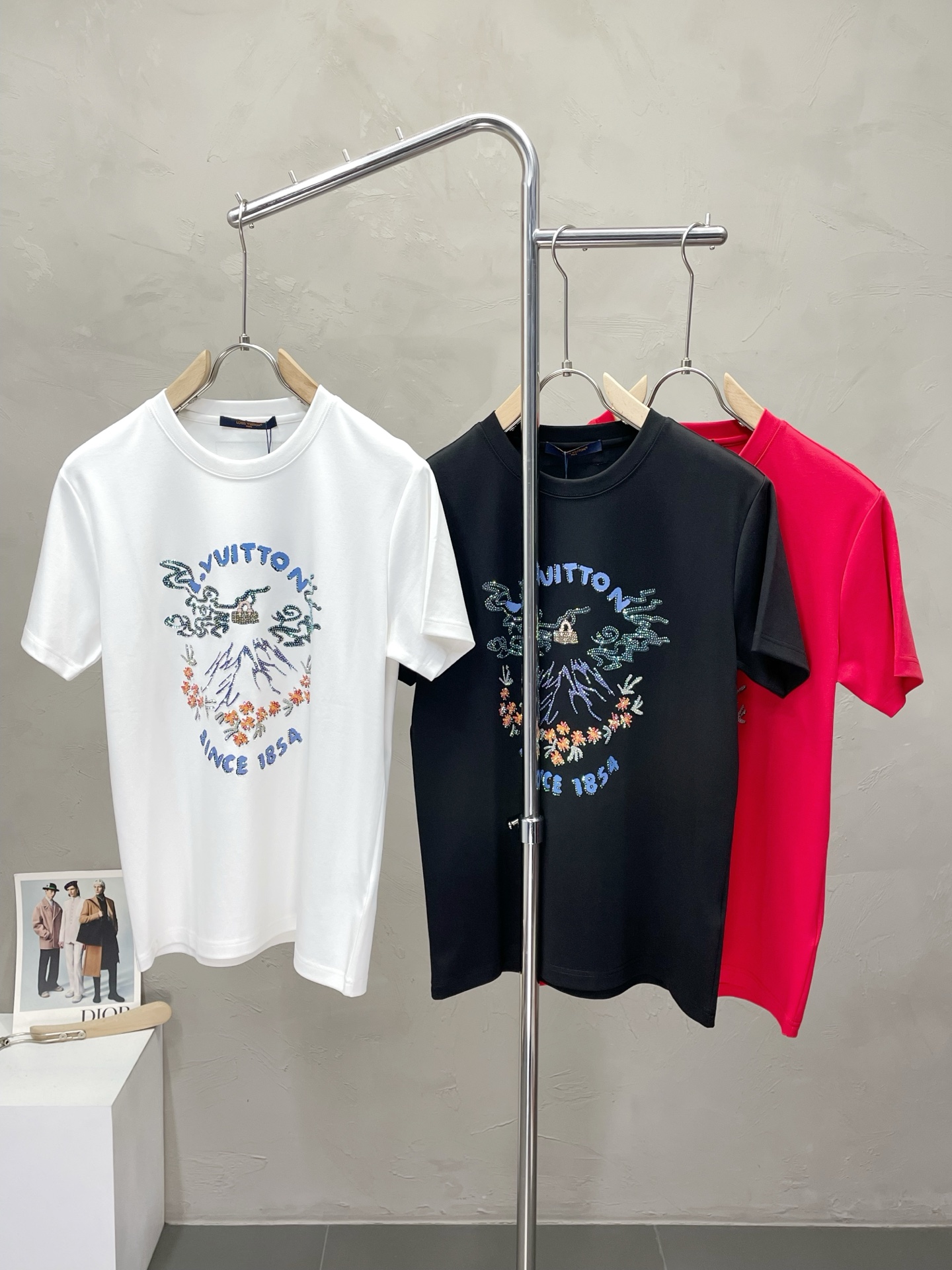 NO:537804,.Louis Vuitton exclusively offers new original single men's casual short sleeves, high-end customization, high-end version, fashionable and versatile imported fabric, super soft and delicate, skin-friendly and comfortable to wear, high-end boutique, OEM, fine-made top body, very good, men's essential items, three standards, complete code M-3XL,,louis vuitton,louis vuitton,T-shirt,alexander wang19860909.Louis Vuitton路易威登独家专供新款原单男士休闲短袖 高端定制 高端版本 时尚百搭爆款进口面料 手感超柔软细腻 穿着亲肤舒适 高端精品 代工厂精细做上身非常赞 男士必备单品 三标齐全 码数M-3XL,,louis vuitton,louis vuitton,T-shirt,alexander wang,Men's clothing