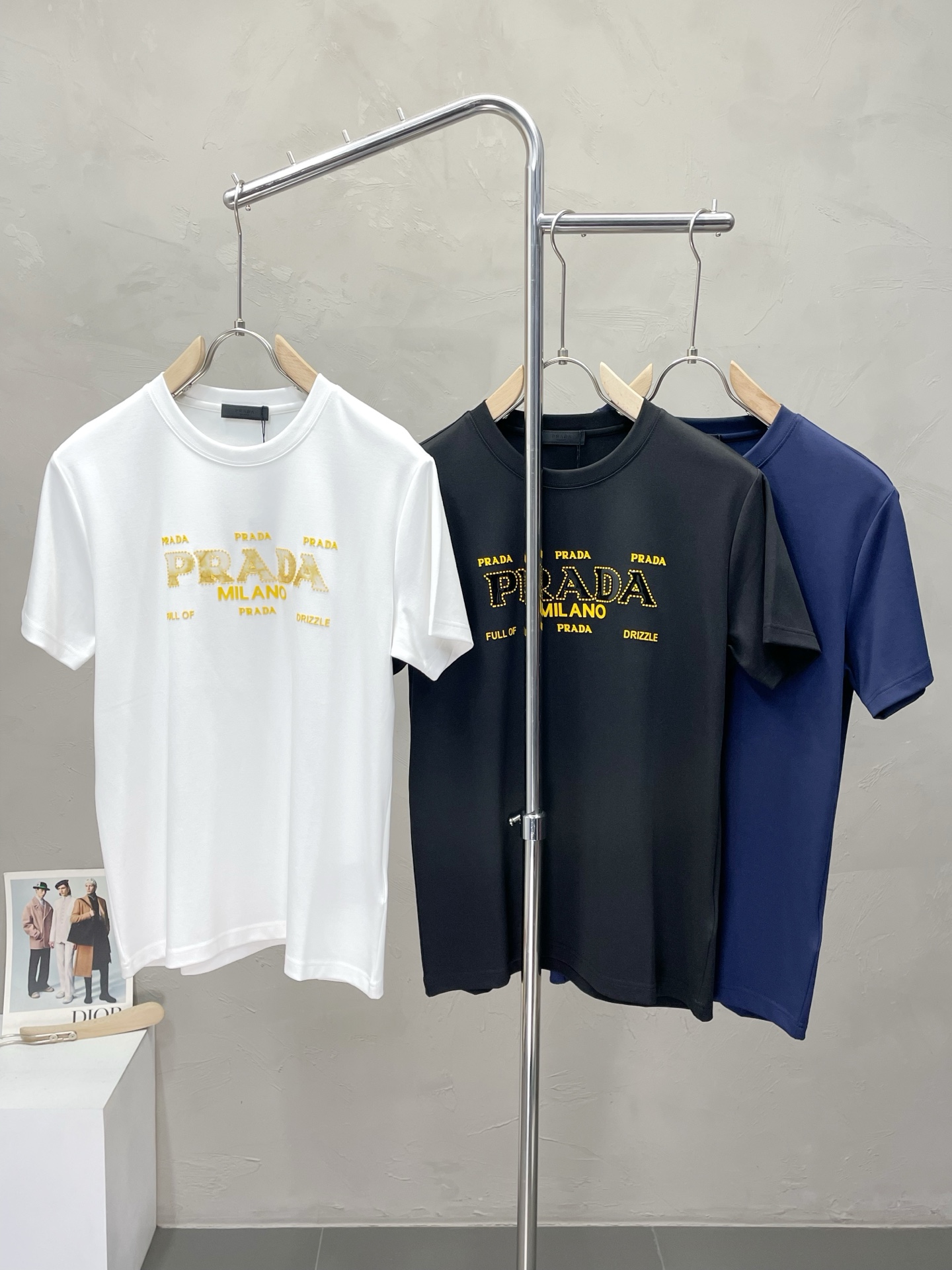 NO:531360,.Prada exclusively offers new original single men's casual short sleeves, high-end customization, high-end version, fashionable and versatile imported fabric, super soft and delicate, skin-friendly and comfortable to wear, high-end boutique, OEM, fine production, very good for the upper body, men's essential items, three standards, M-3XL,,prada,prada,T-shirt,alexander wang19860909.Prada普拉达独家专供新款原单男士休闲短袖 高端定制 高端版本 时尚百搭爆款进口面料 手感超柔软细腻 穿着亲肤舒适 高端精品 代工厂精细做上身非常赞 男士必备单品 三标齐全 码数M-3XL,,prada,prada,T-shirt,alexander wang,Men's clothing