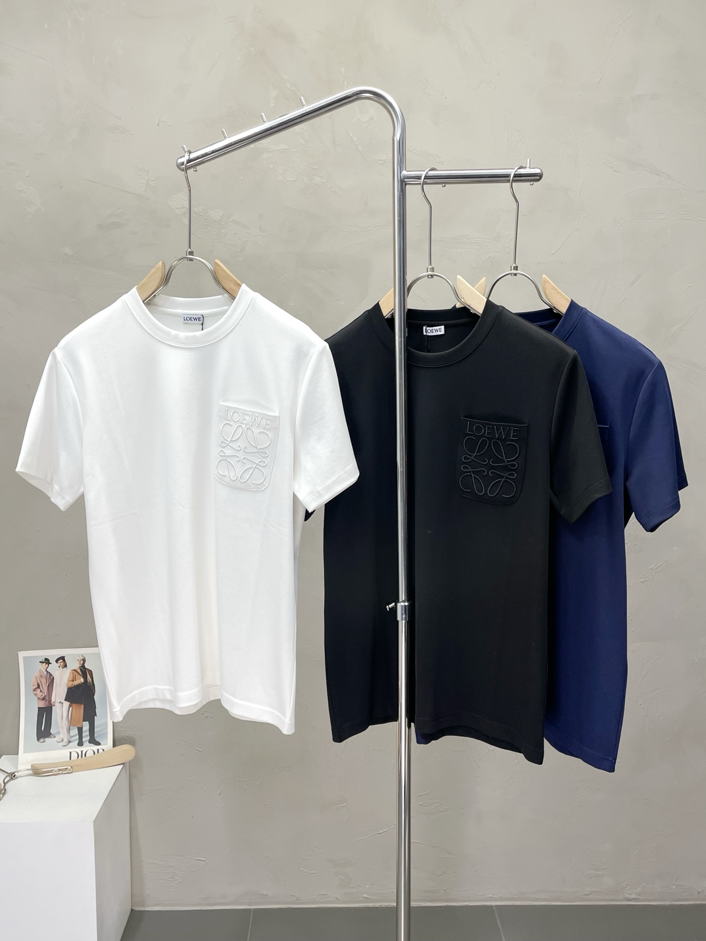 NO:571395,.LOEWE exclusively supplies new original men's casual short sleeves, high-end customization, high-end version, fashionable and versatile imported fabrics, super soft and delicate to the touch, skin-friendly and comfortable to wear, high-end boutique, the upper body is exquisitely made by the OEM, a must-have item for men, complete with three standards, size M-3XL,,loewe,loewe,T-shirt,alexander wang19860909.LOEWE罗意威独家专供新款原单男士休闲短袖 高端定制 高端版本 时尚百搭爆款进口面料 手感超柔软细腻 穿着亲肤舒适 高端精品 代工厂精细做上身非常赞 男士必备单品 三标齐全 码数M-3XL,,loewe,loewe,T-shirt,alexander wang,Men's clothing