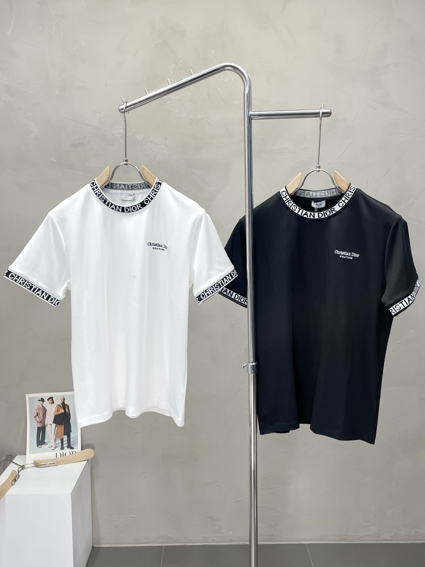 NO:537810,.Dior exclusively offers new original single men's casual short sleeves, high-end customization, high-end version, fashionable and versatile imported fabric, super soft and delicate, skin-friendly and comfortable to wear, high-end boutique, OEM, fine production, very good for the top body, men's essential items, complete three standards, M-3XL,,dior,dior,T-shirt,alexander wang19860909.Dior迪奥独家专供新款原单男士休闲短袖 高端定制 高端版本 时尚百搭爆款进口面料 手感超柔软细腻 穿着亲肤舒适 高端精品 代工厂精细做上身非常赞 男士必备单品 三标齐全 码数M-3XL,,dior,dior,T-shirt,alexander wang,Men's clothing