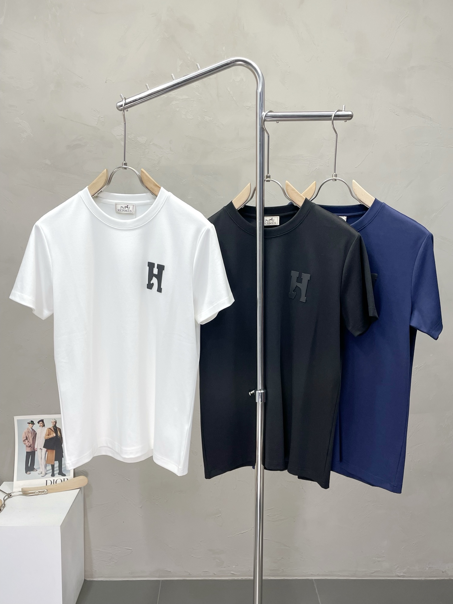 NO:571397,.Hermès exclusively supplies new original men's casual short sleeves. High-end customization. High-end version. Fashionable and versatile imported fabrics. Super soft and delicate feel. Skin-friendly and comfortable to wear. High-end boutique. The upper body is exquisitely made by the OEM. A must-have item for men. Three complete standards. Size M-3XL,,hermes,hermes,T-shirt,alexander wang19860909.Hermès爱马仕独家专供新款原单男士休闲短袖 高端定制 高端版本 时尚百搭爆款进口面料 手感超柔软细腻 穿着亲肤舒适 高端精品 代工厂精细做上身非常赞 男士必备单品 三标齐全 码数M-3XL,,hermes,hermes,T-shirt,alexander wang,Men's clothing