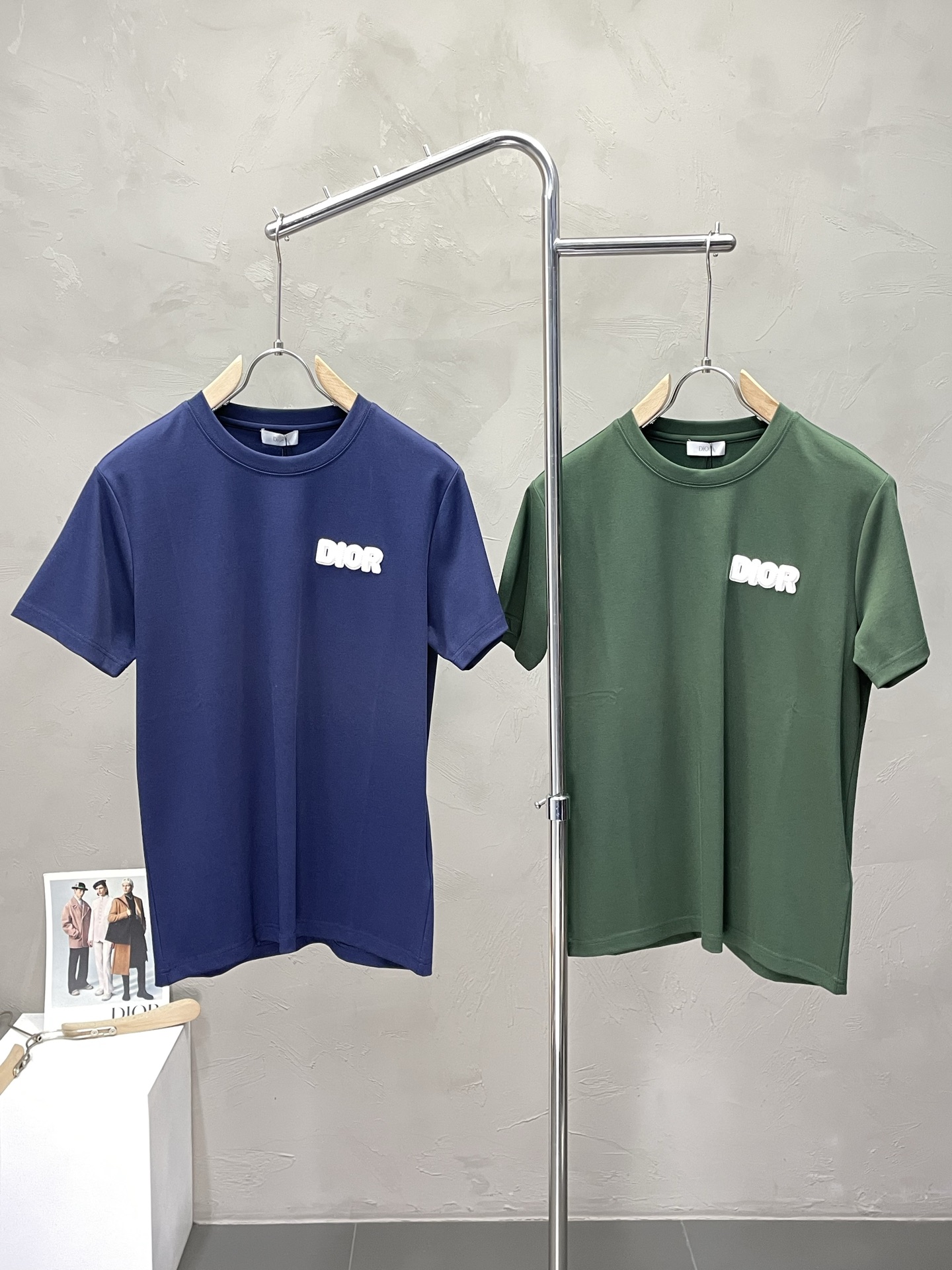 NO:571399,.Dior Dior exclusively provides new original men's casual short sleeves. High-end customization. High-end version. Fashionable and versatile imported fabrics. Super soft and delicate feel. Skin-friendly and comfortable to wear. High-end boutique. The upper body is exquisitely made by the factory. Men's must-have items. Complete three standards. Size M-3XL, dior, dior, T-shirt, alexander wang19860909.Dior迪奥独家专供新款原单男士休闲短袖 高端定制 高端版本 时尚百搭爆款进口面料 手感超柔软细腻 穿着亲肤舒适 高端精品 代工厂精细做上身非常赞 男士必备单品 三标齐全 码数M-3XL,,dior,dior,T-shirt,alexander wang,Men's clothing